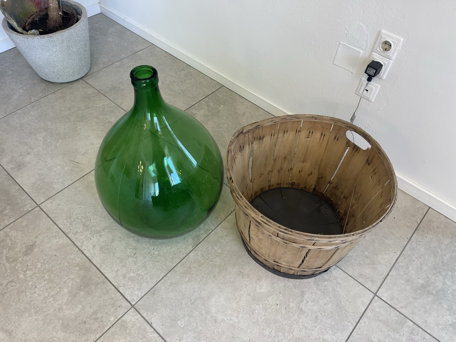 bauernstube_110pGysrxveLcdB1 Alte Ballonflasche 25 Liter Gärballon mit Korb und Lufteinschlüssen B1737Fl