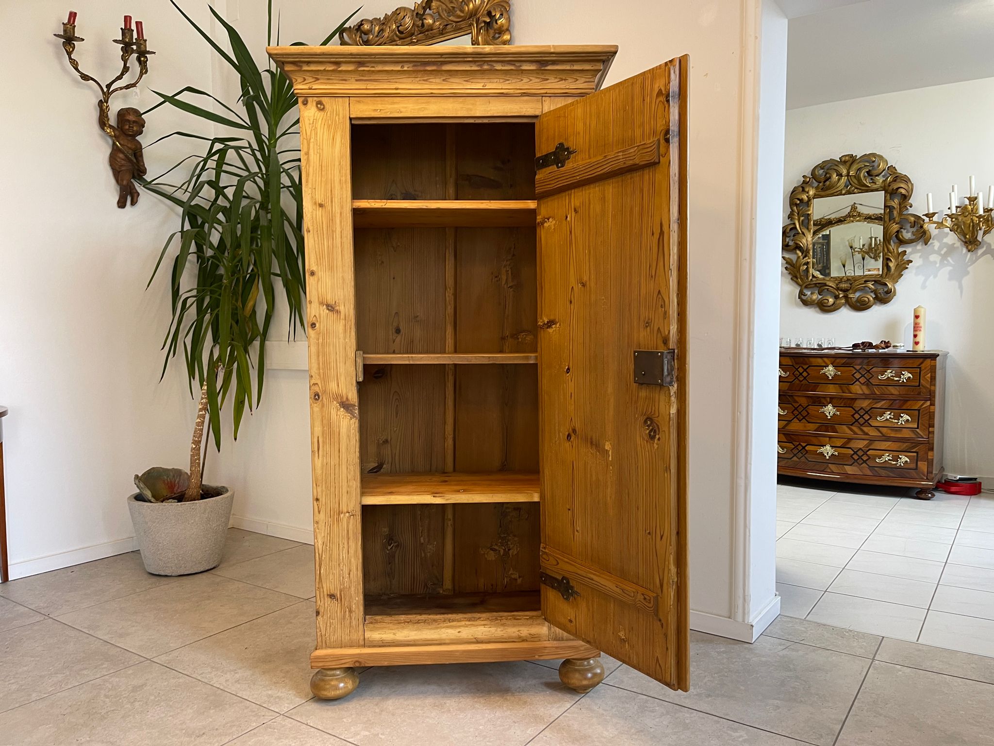 1fb031f8-c025-4eea-83b1-e0781ec181b4 Brotschrank Vorratsschrank Speiskasten Bauernkasten A5090