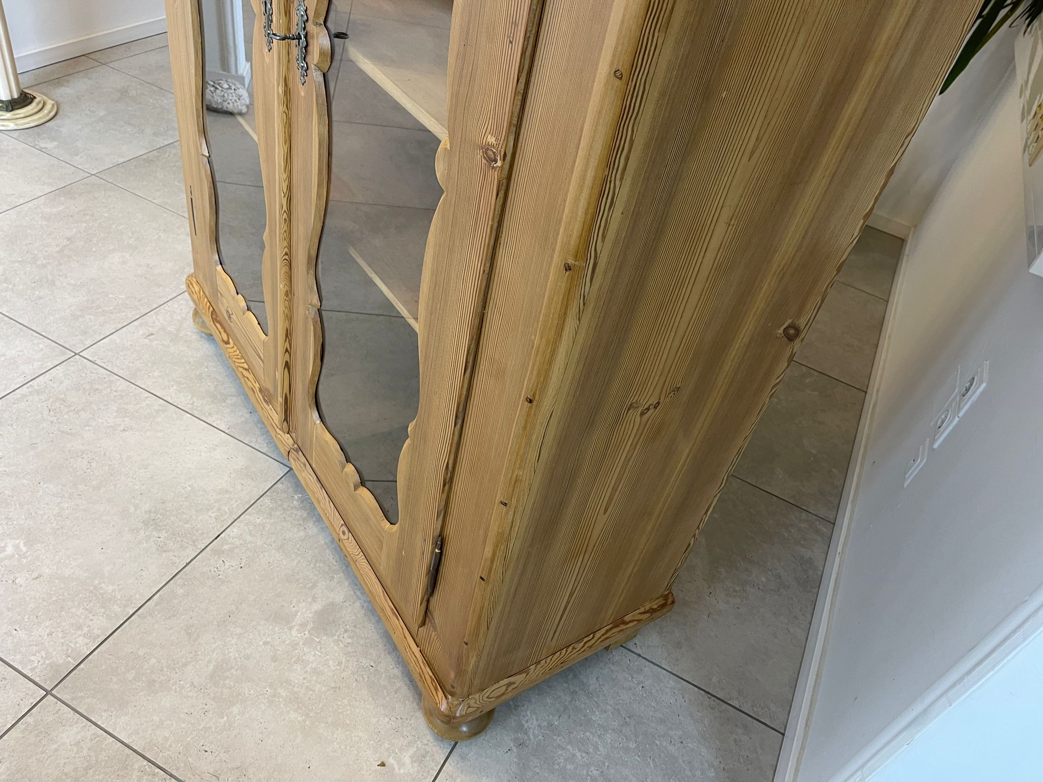 5df3dece-af1a-4a55-9e01-7e294953af61 Bauernschrank Bäuerliche Vitrine Bauernvitrine Bücherschrank A5027
