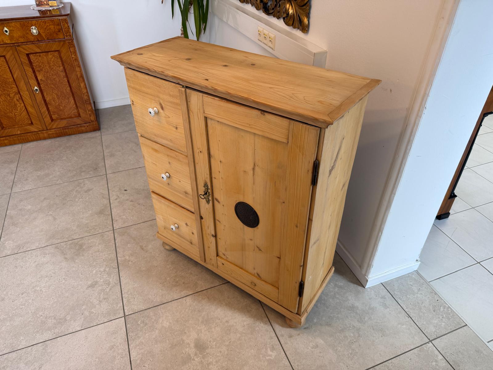 Bäuerlicher uriger Brotschrank Almerschrank Speiskasten Bauernkasten Antik D1202