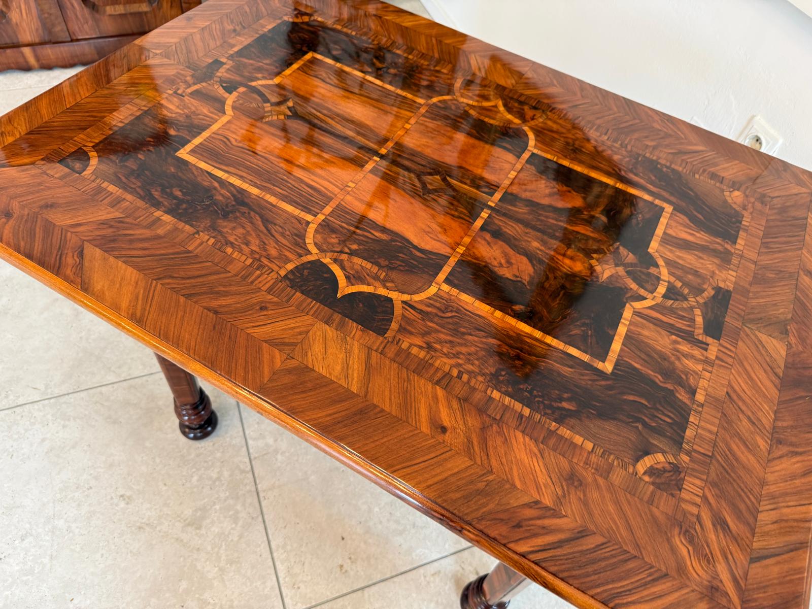 Restaurierter Barock Tisch Nussfurniert Marketiert Anquität G1834-1