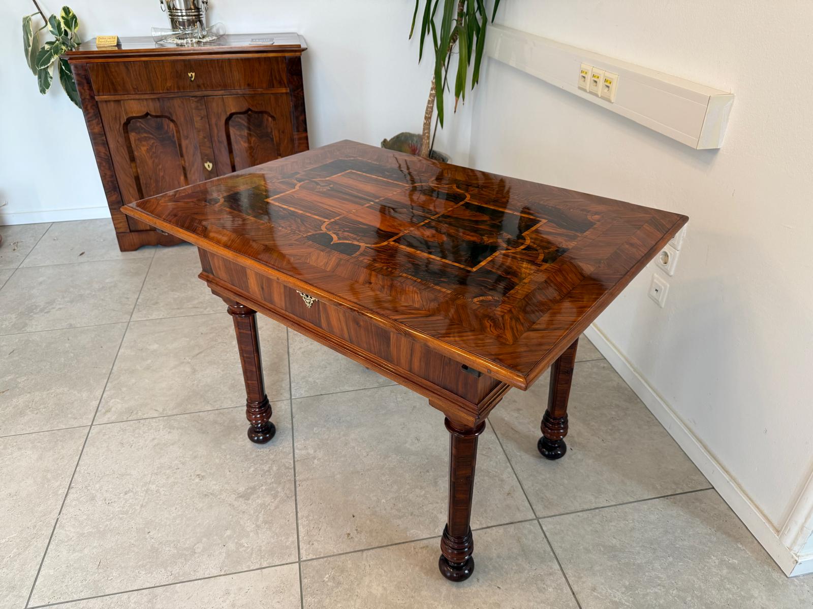 Restaurierter Barock Tisch Nussfurniert Marketiert Anquität G1834-1