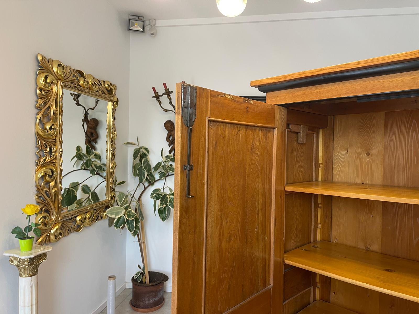 Originaler Biedermeier Schrank mit Nussholz-Furnier Kleiderstange G1513