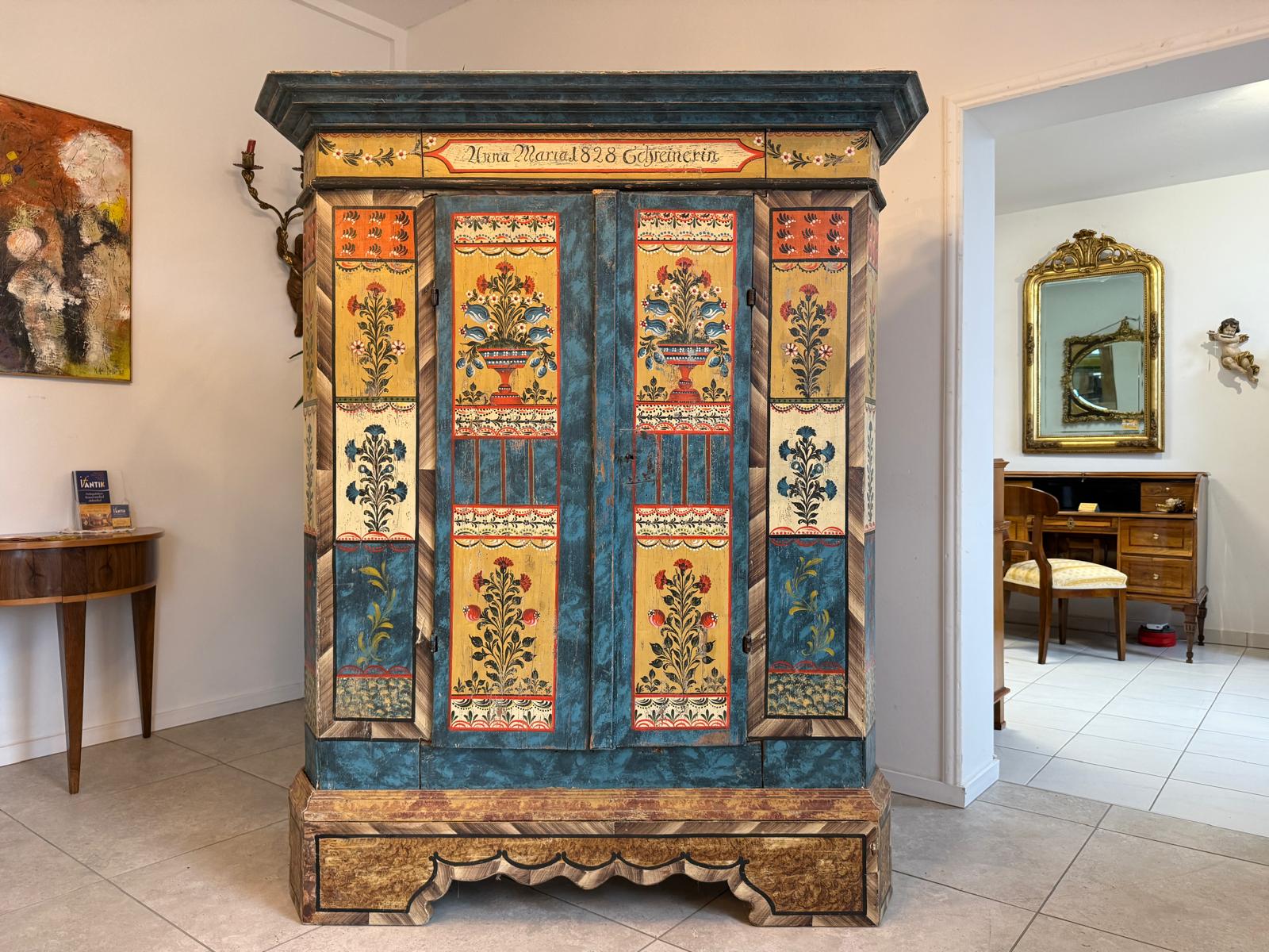 Handbemalter Bauernschrank mit Blumendekor, antiker Bauernkasten G2308