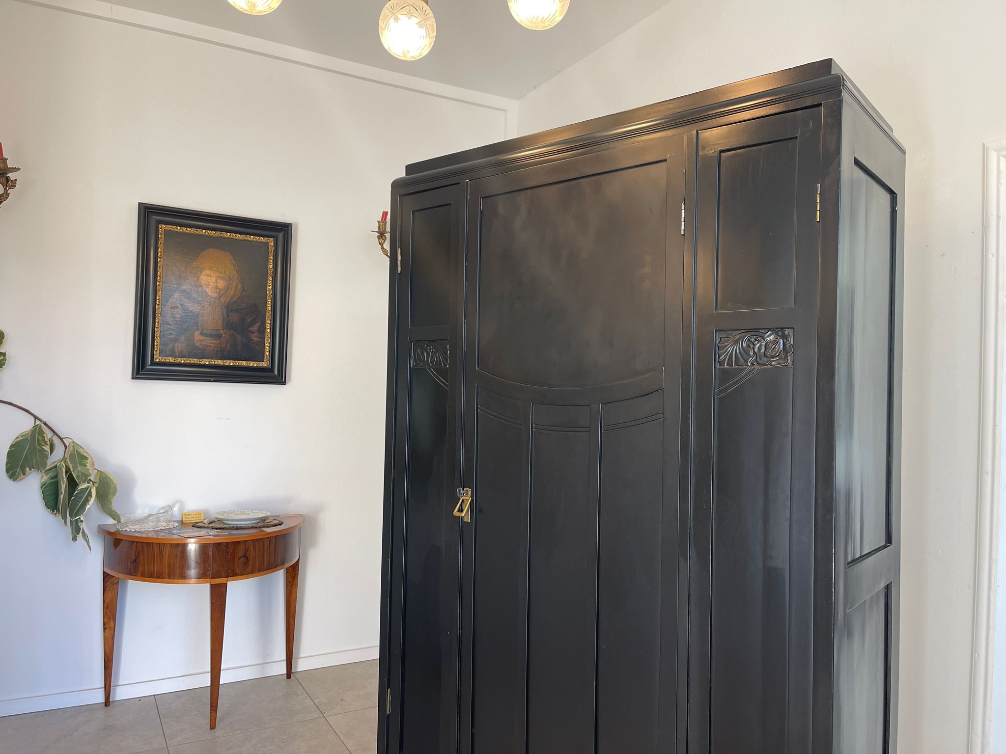 191f87b6-88de-4578-bfdc-1234825f97a4 Jugendstil Garderobenschrank Schwarz - Antiker Schrank mit floralen Mustern A5051