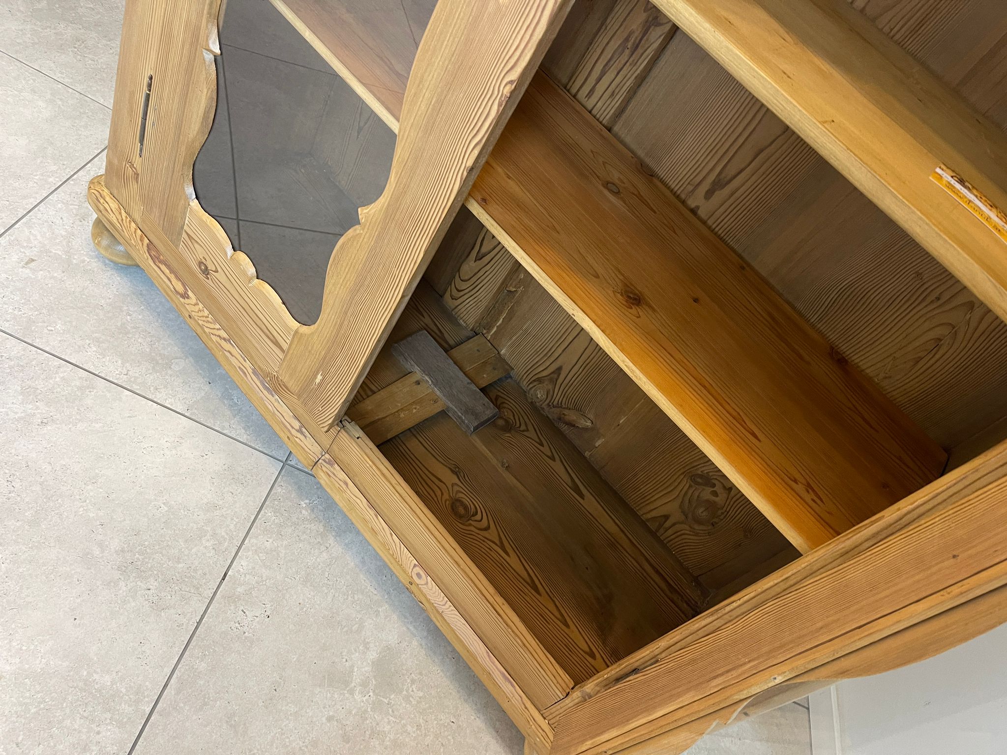 bb8949f2-28bf-48cb-a43c-8332a446fc1b Bauernschrank Bäuerliche Vitrine Bauernvitrine Bücherschrank A5027