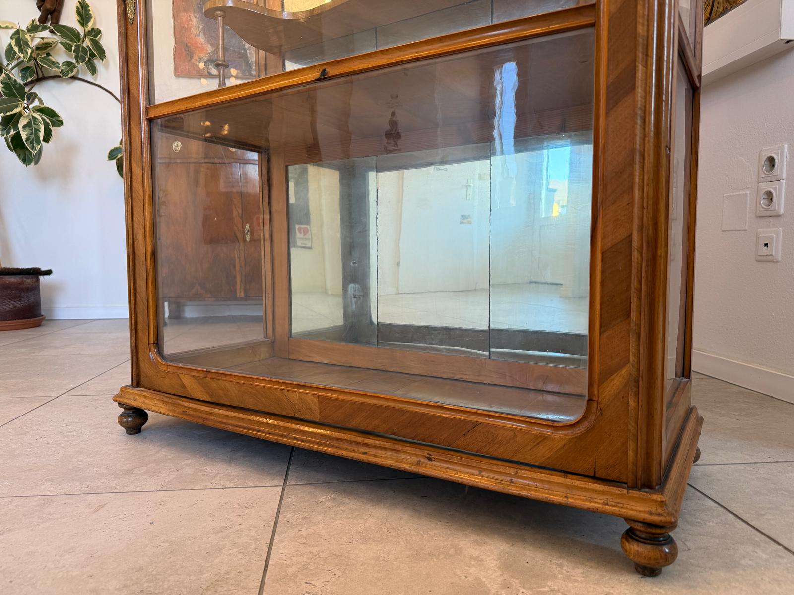 Spätbiedermeier Vitrine Bücherschrank Nussholz Original D2326
