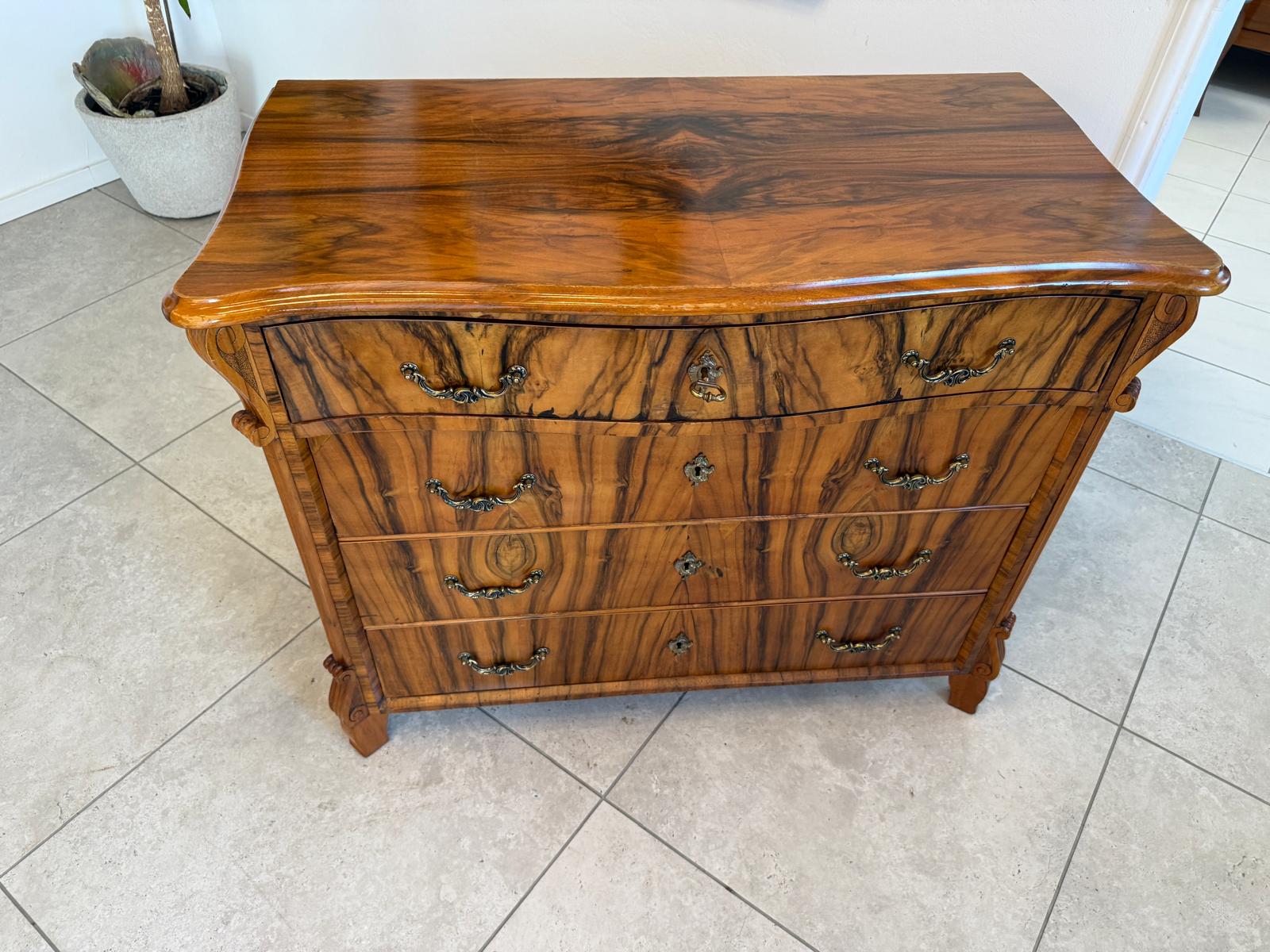 Originaler Nussholzfurnierte Spät Biedermeier Kommode G1788