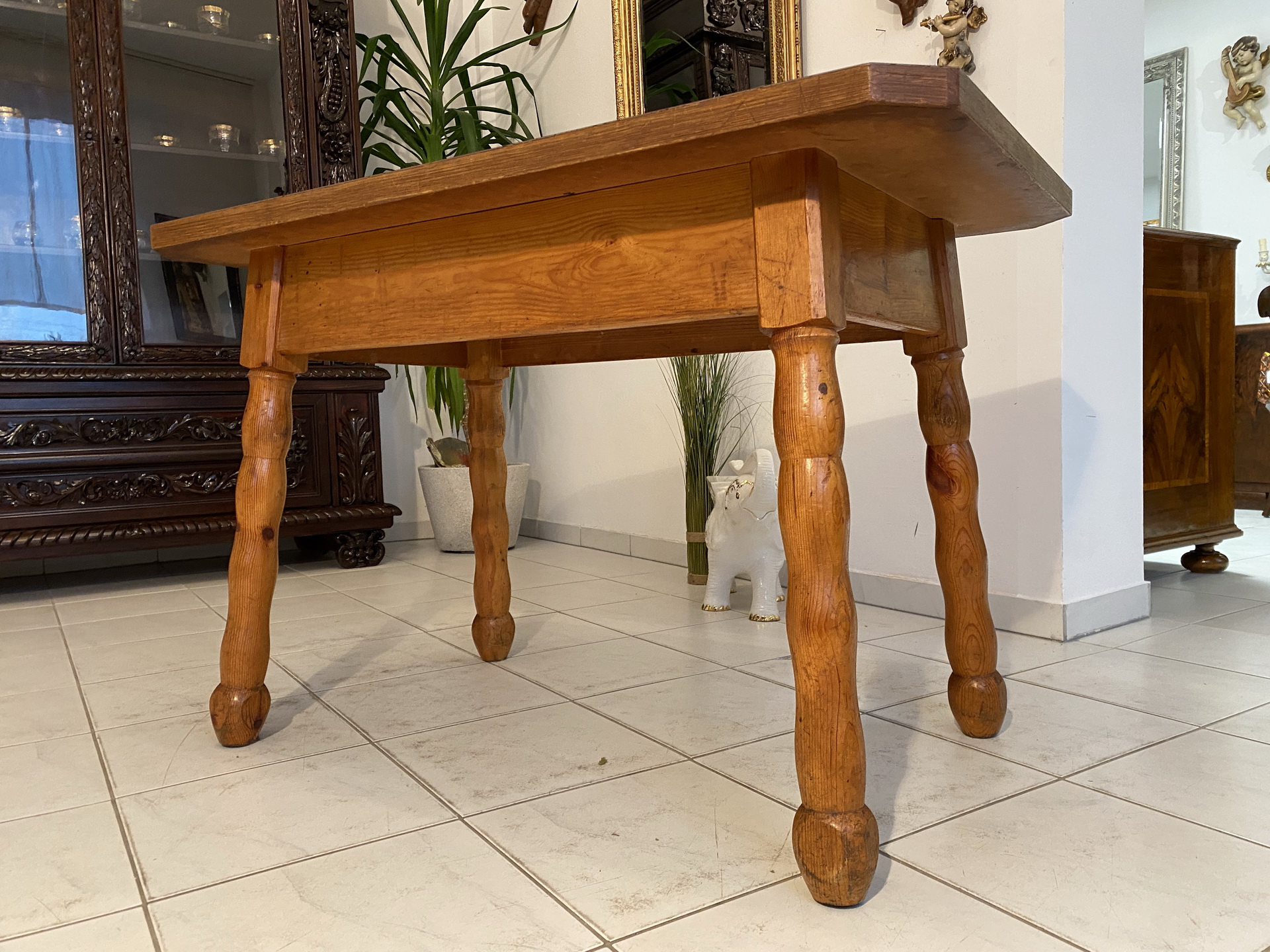 Alter uriger Bauerntisch aus Zirbenholz, stabil und pflegeleicht, A2586