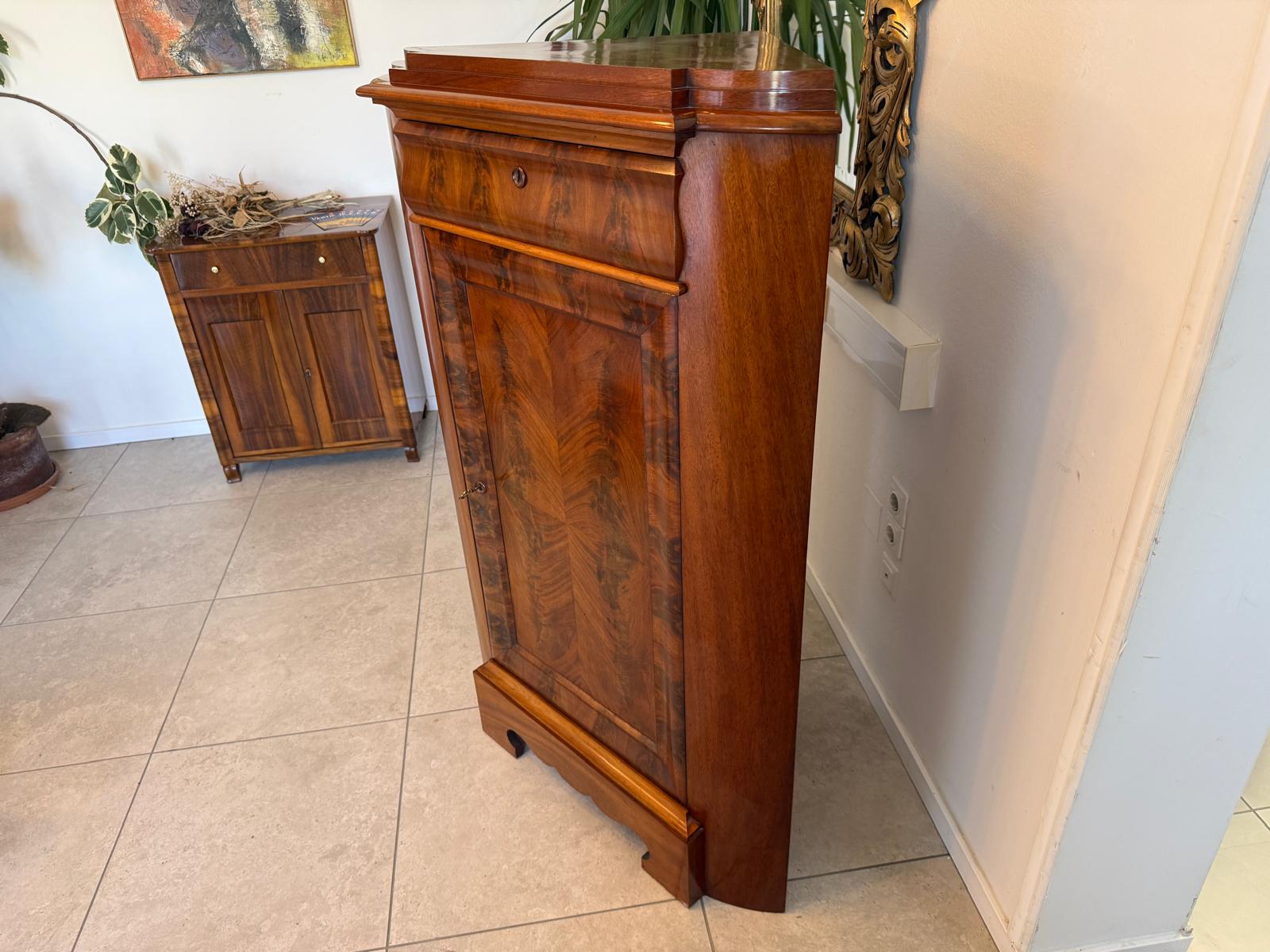 Biedermeier Eckschrank Eckanrichte Originalstück aus Nussholz D2904