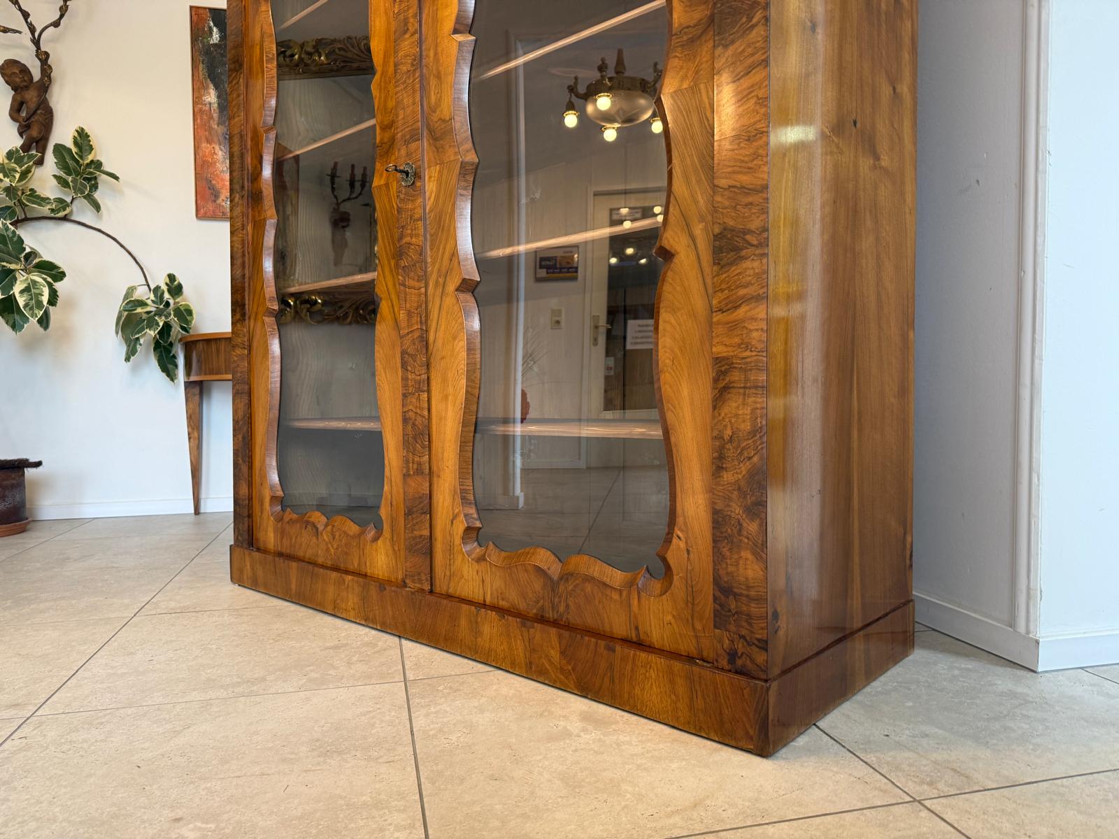 Biedermeier Vitrinenschrank Glasschrank Nussholz Kleiderschrank G2365