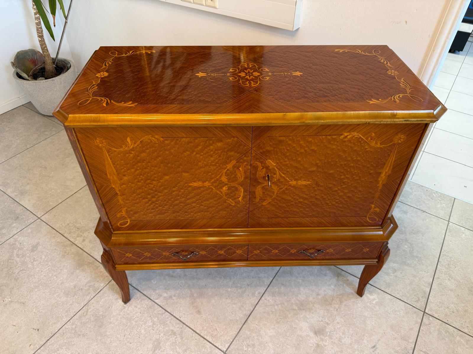 Geschweifte Anrichte Sideboard Kommode Barockstil Stilmöbel ifantik D1228