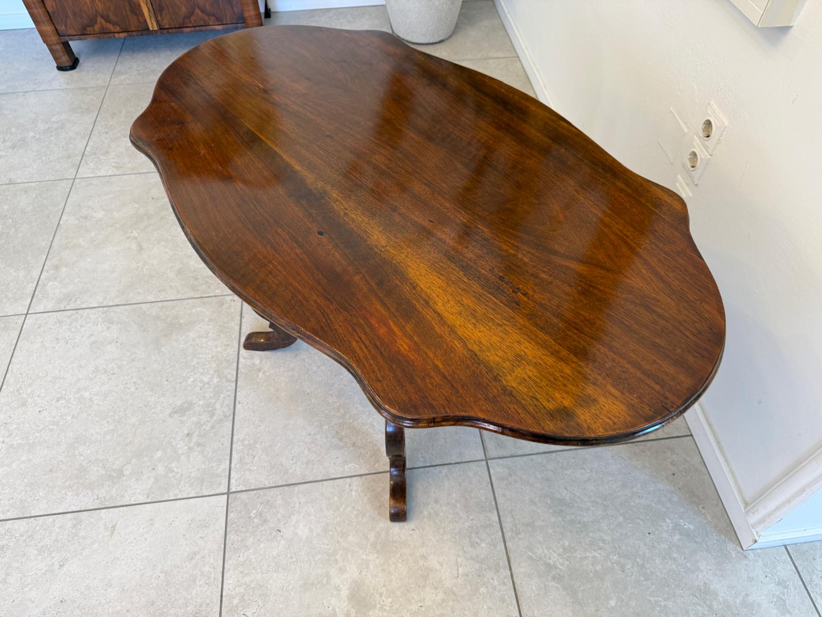 Spätbiedermeier Wohnzimmertisch Tisch Beistelltisch Nussholz D2336