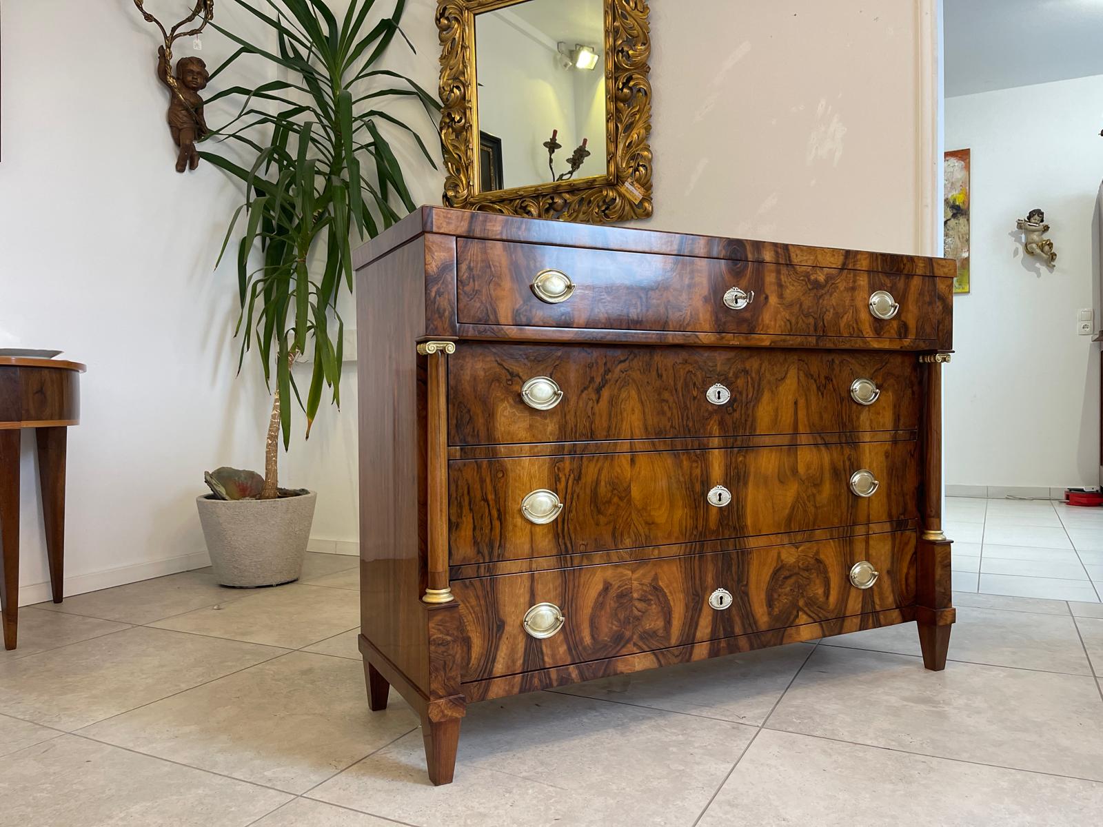 Restaurierte Nussholzfurnierte Empire Kommode Antiquität Säulenkommode G1188