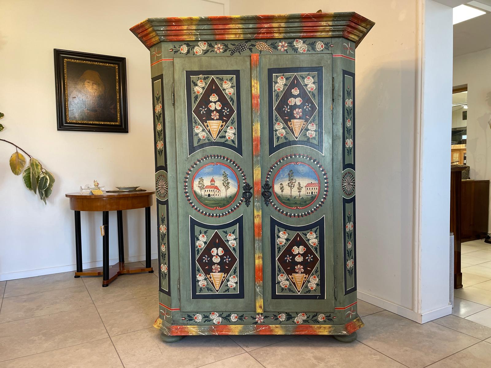Handbemalter Bauernschrank mit Blumendekor, antiker Bauernkasten G1306