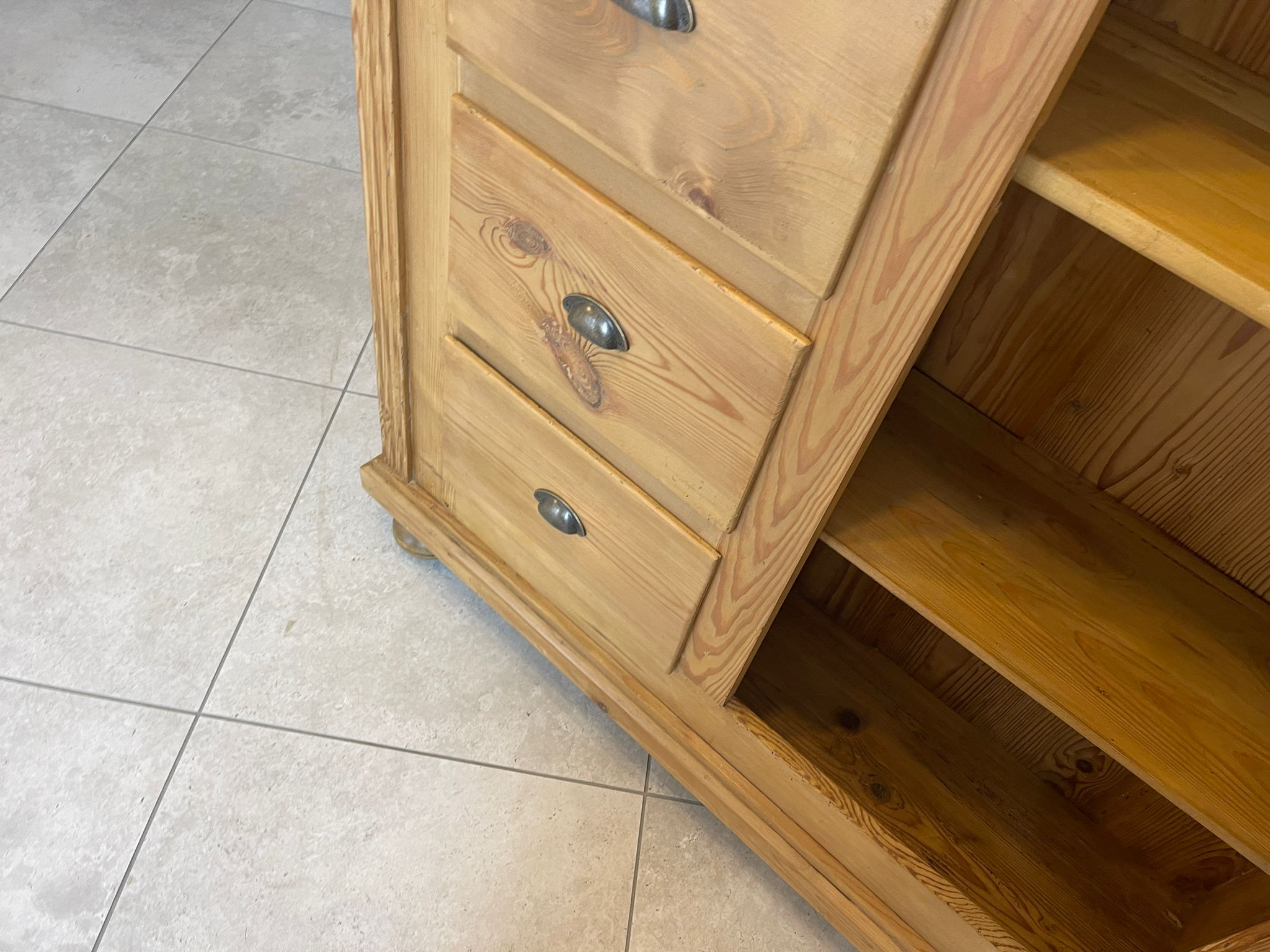 06438cba-286d-43c3-9eec-617bc23332d3 Bäuerlicher uriger Brotschrank Almerschrank Speiskasten Bauernkasten A5029