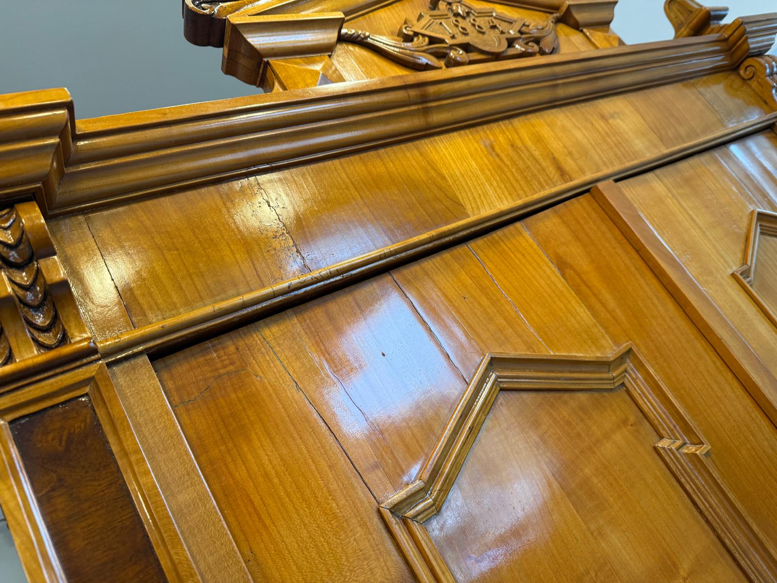 Altrestaurierter Gründerzeit Kasten Kleiderkasten Nussholz Kronenschrank D1065-1