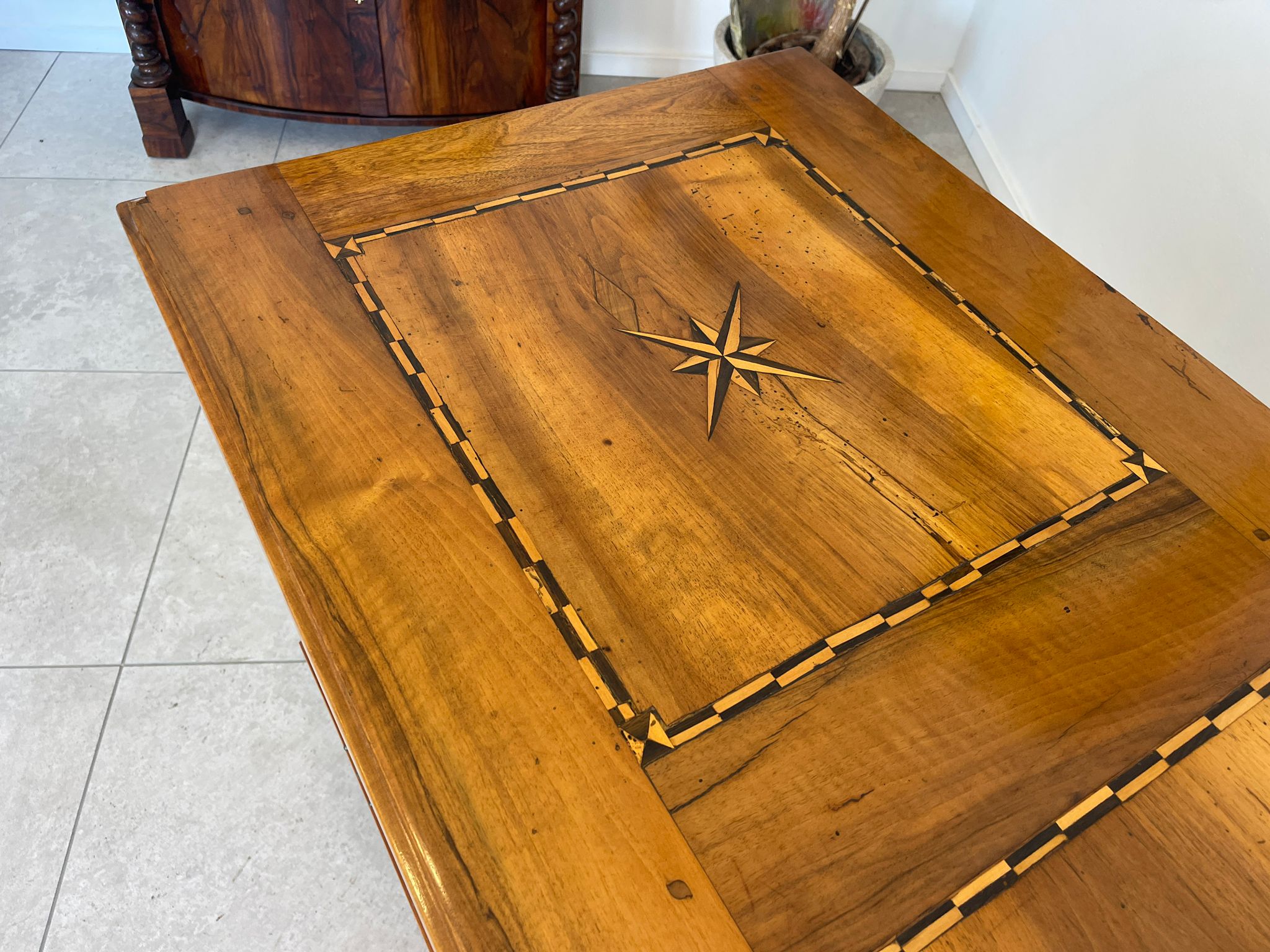 6d19a5ce-930d-4135-a380-f16d96b70e09 Sale Marketierte Josefinische Kommode A4691