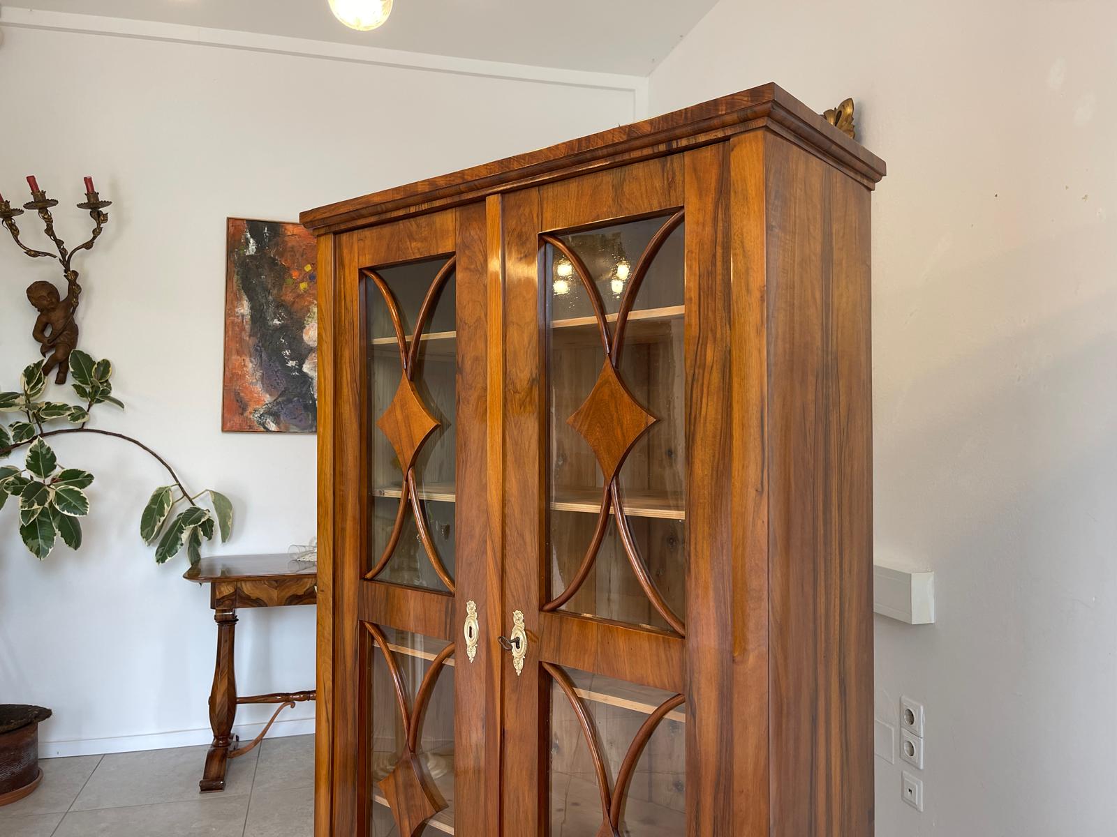 Restaurierte Biedermeier Vitrine Bücherschrank Glasschrank ANTIQUITÄT Nussholz G1678
