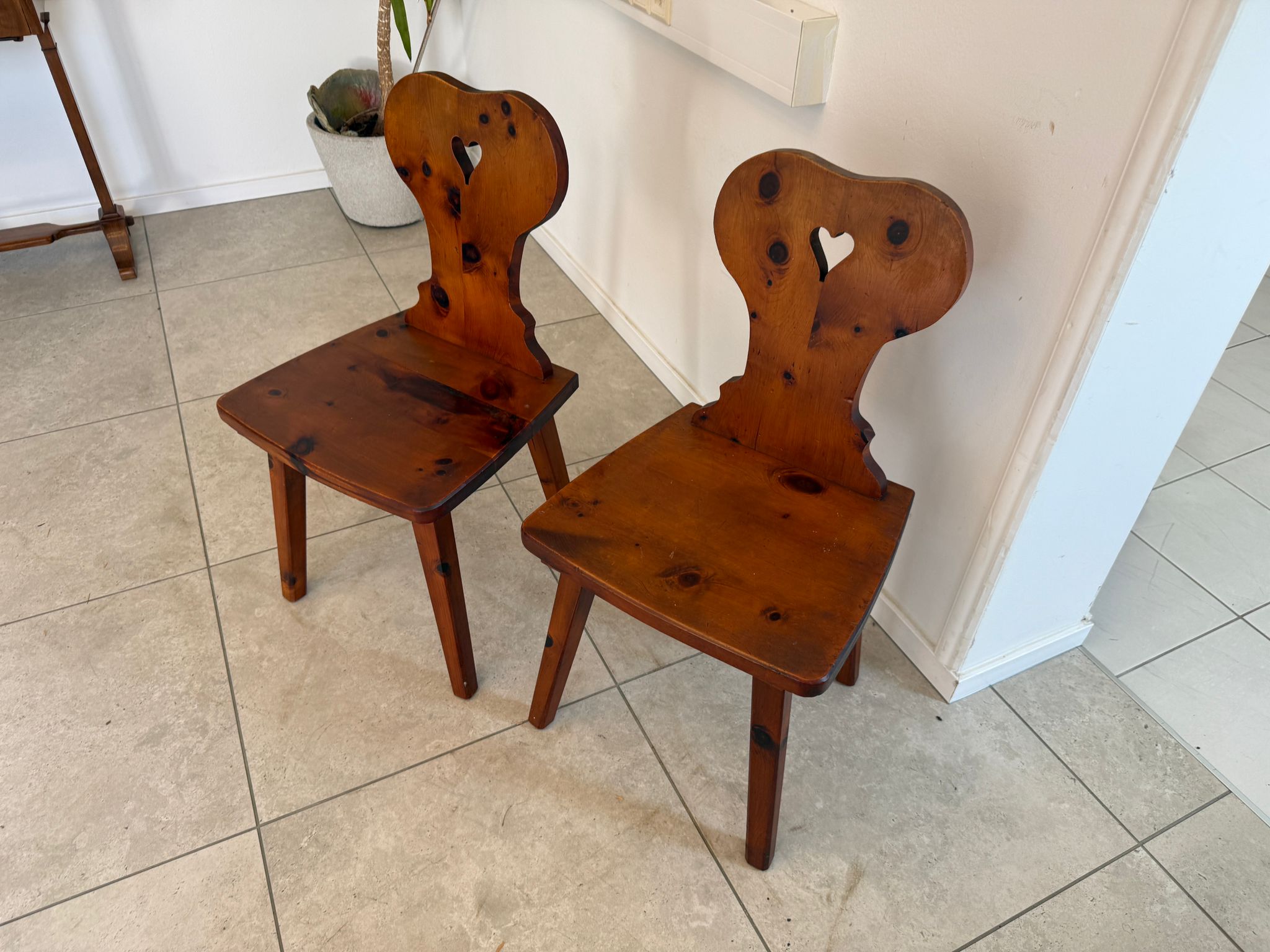 2 Sessel aus Zirbenholz Sitzgruppe Sitzensemble Bauernsessel D1250