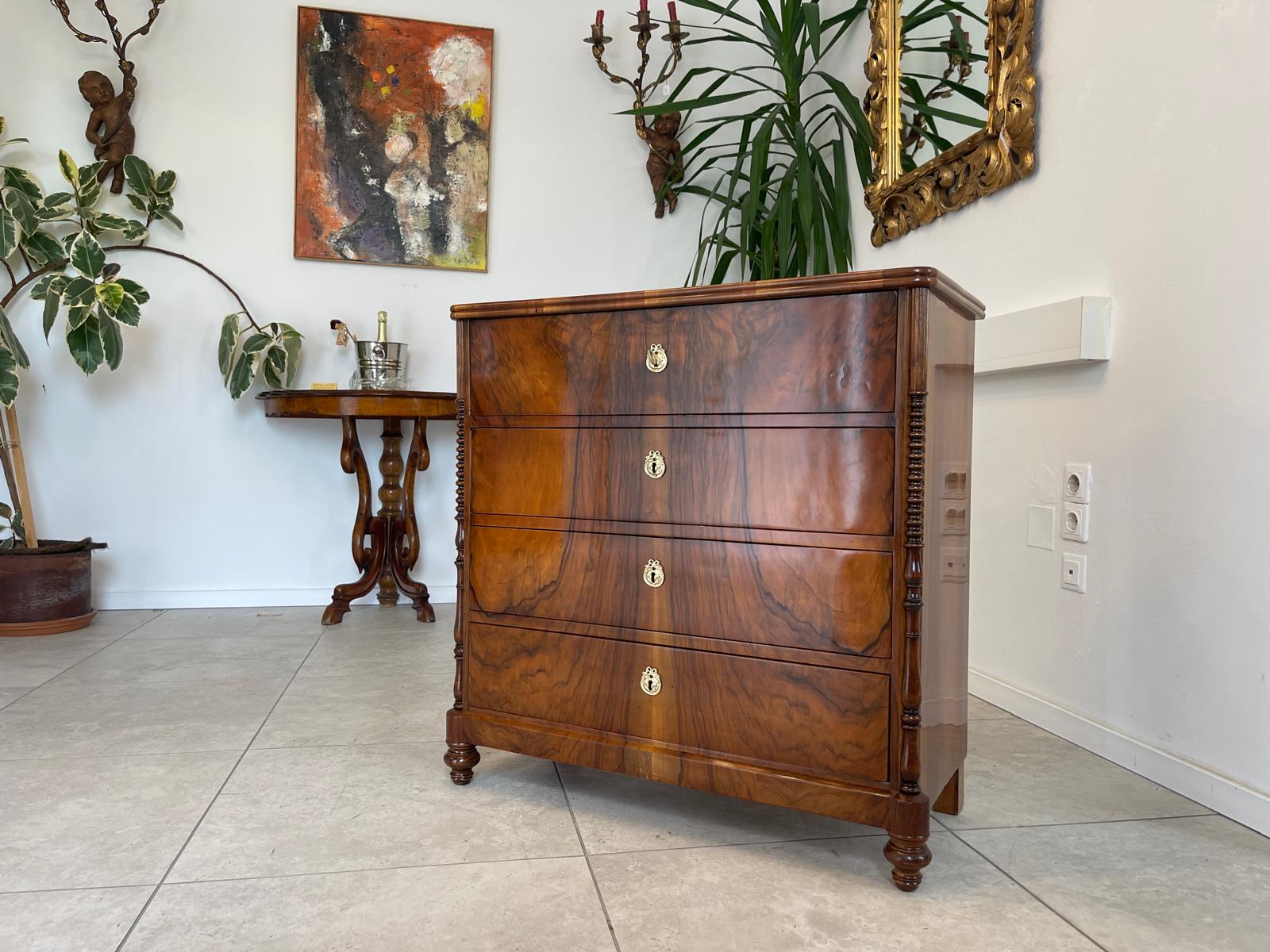 Restaurierte Nussholzfurnierte Spät Biedermeier Kommode Antiquität G1744