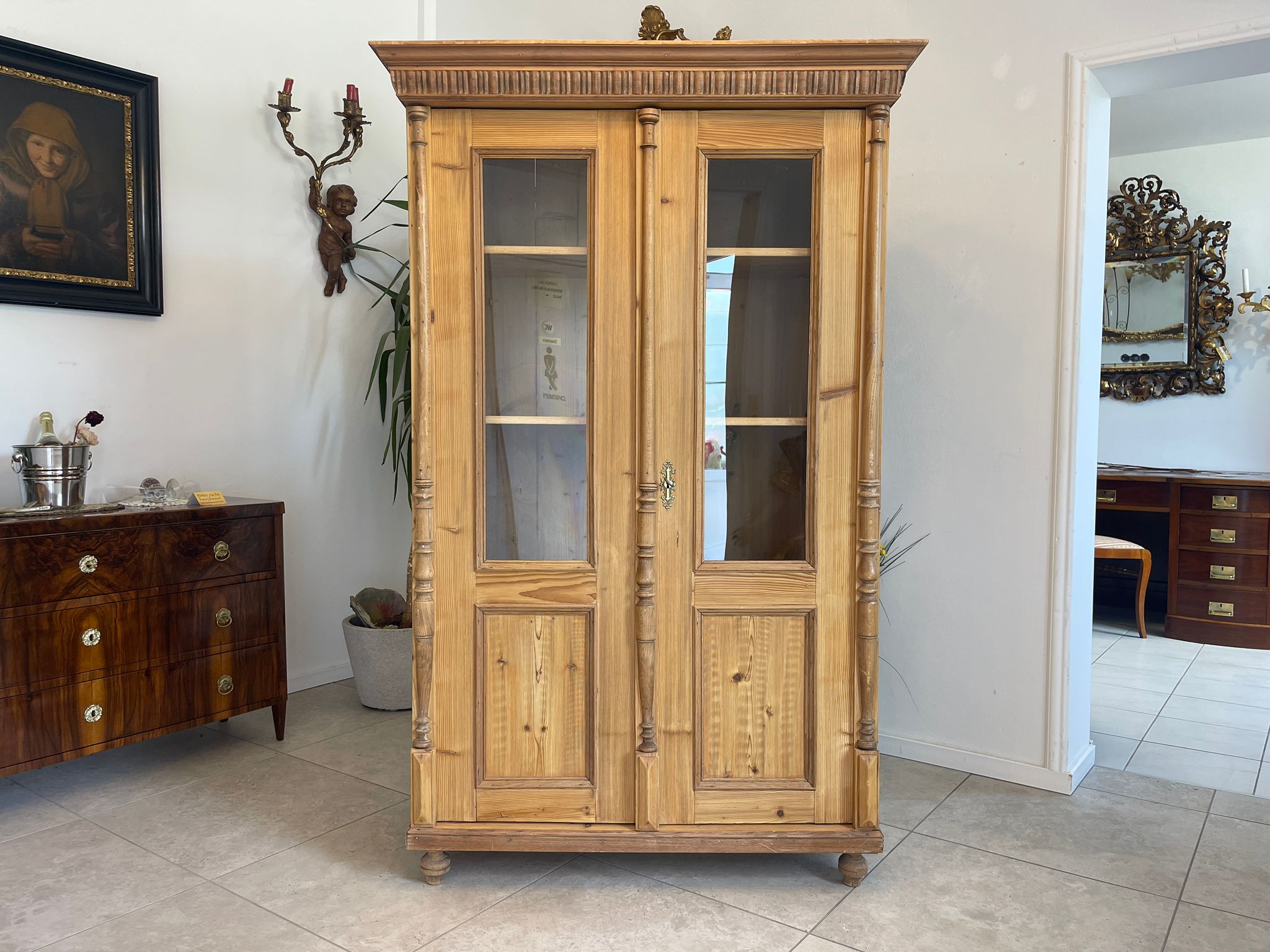63548c1a-03a7-486f-a3b2-301e24693b29 Bäuerliche Vitrine Bauernvitrine Naturholz Bücherschrank antik A4616