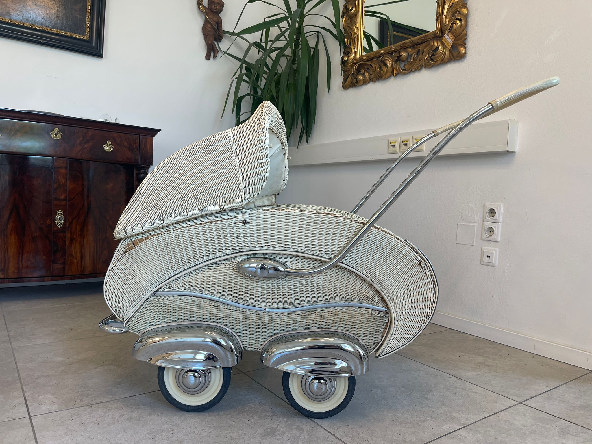 Vintage Wicker Kinderwagen Buggy Korbpuppen Wagen - Klassischer, geflochtenem Korb, restauriert Stin01