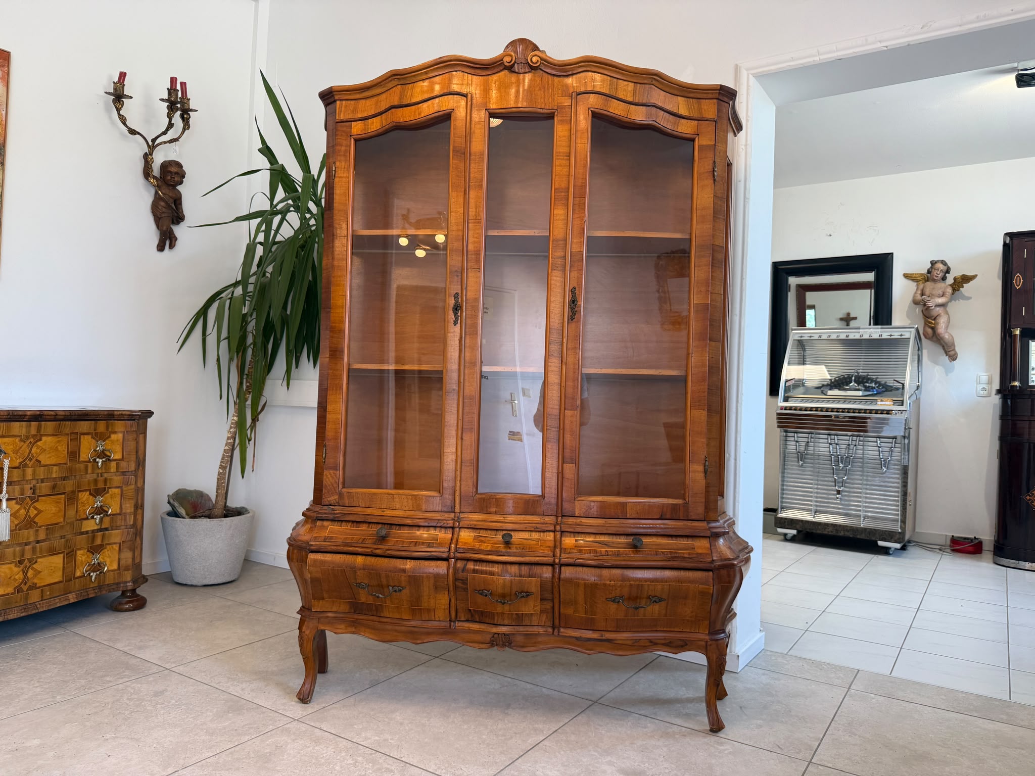 Barockstil Vitrine Intarsiert Nussholz Bücherschrank Stilschrank D2620