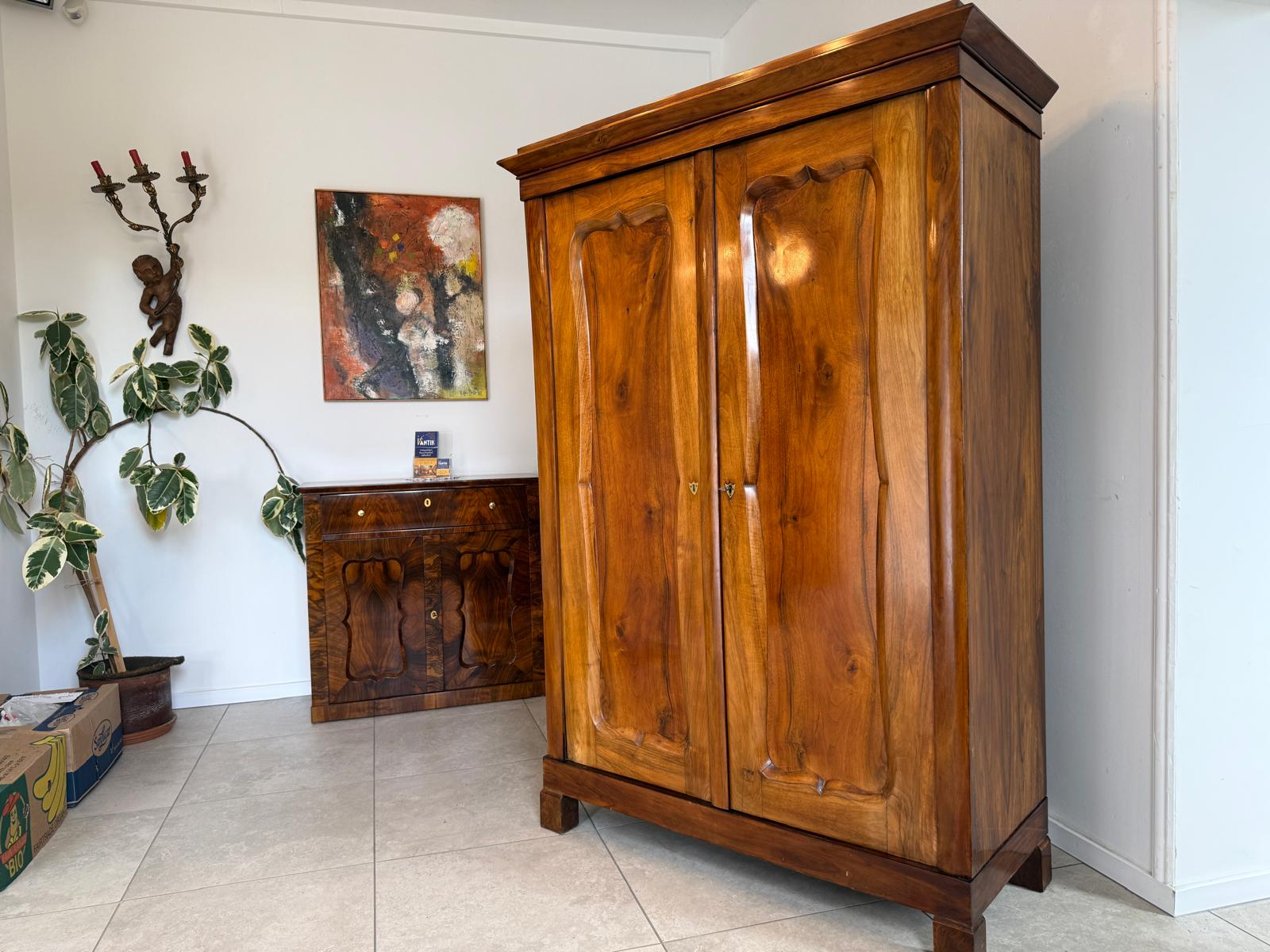 Originaler Biedermeier Schrank mit Nussholz-Furnier Kleiderstange D2467