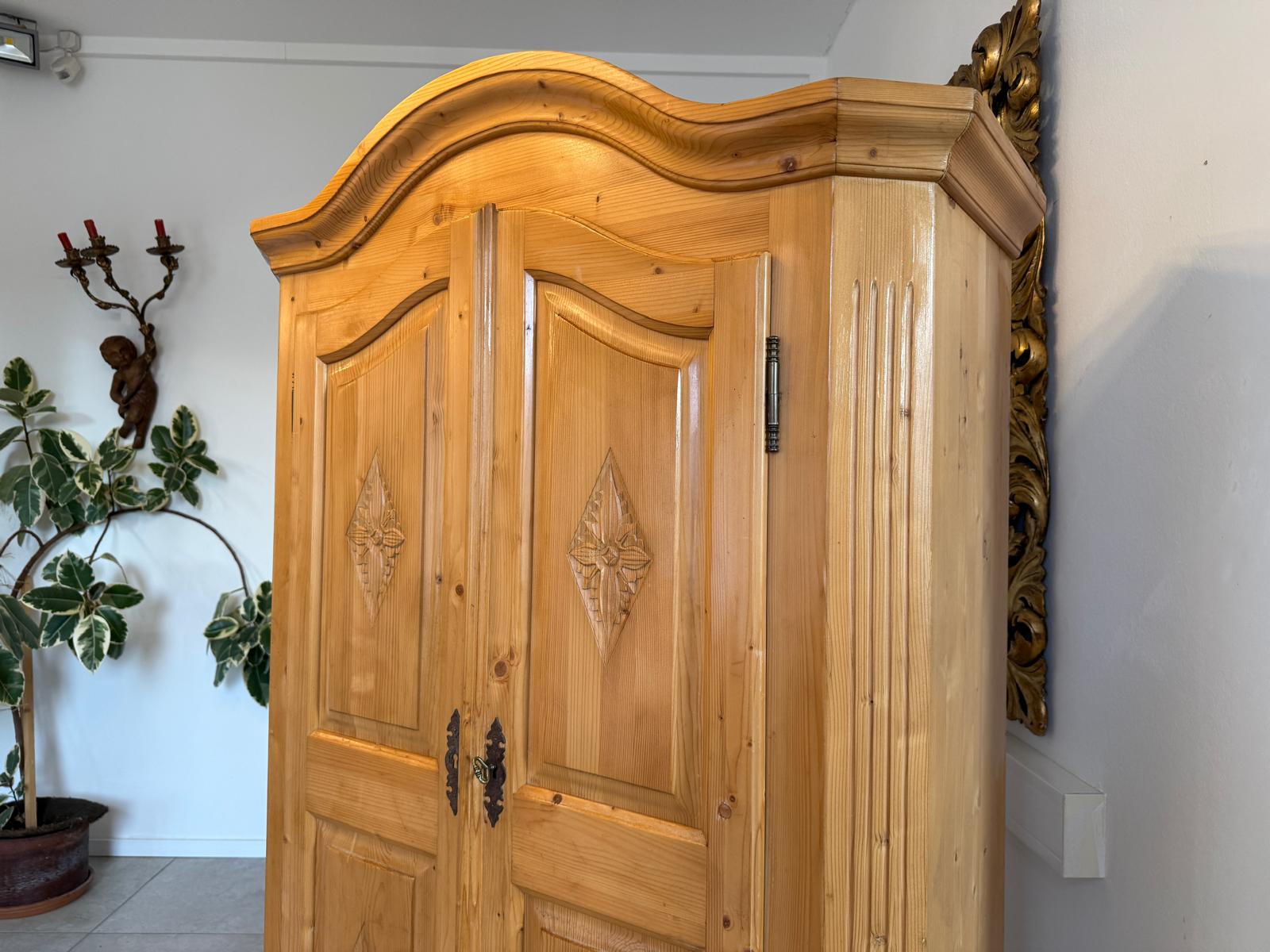 Traum Bauernschrank Landhausschrank Barockstil Kleiderkasten G1042