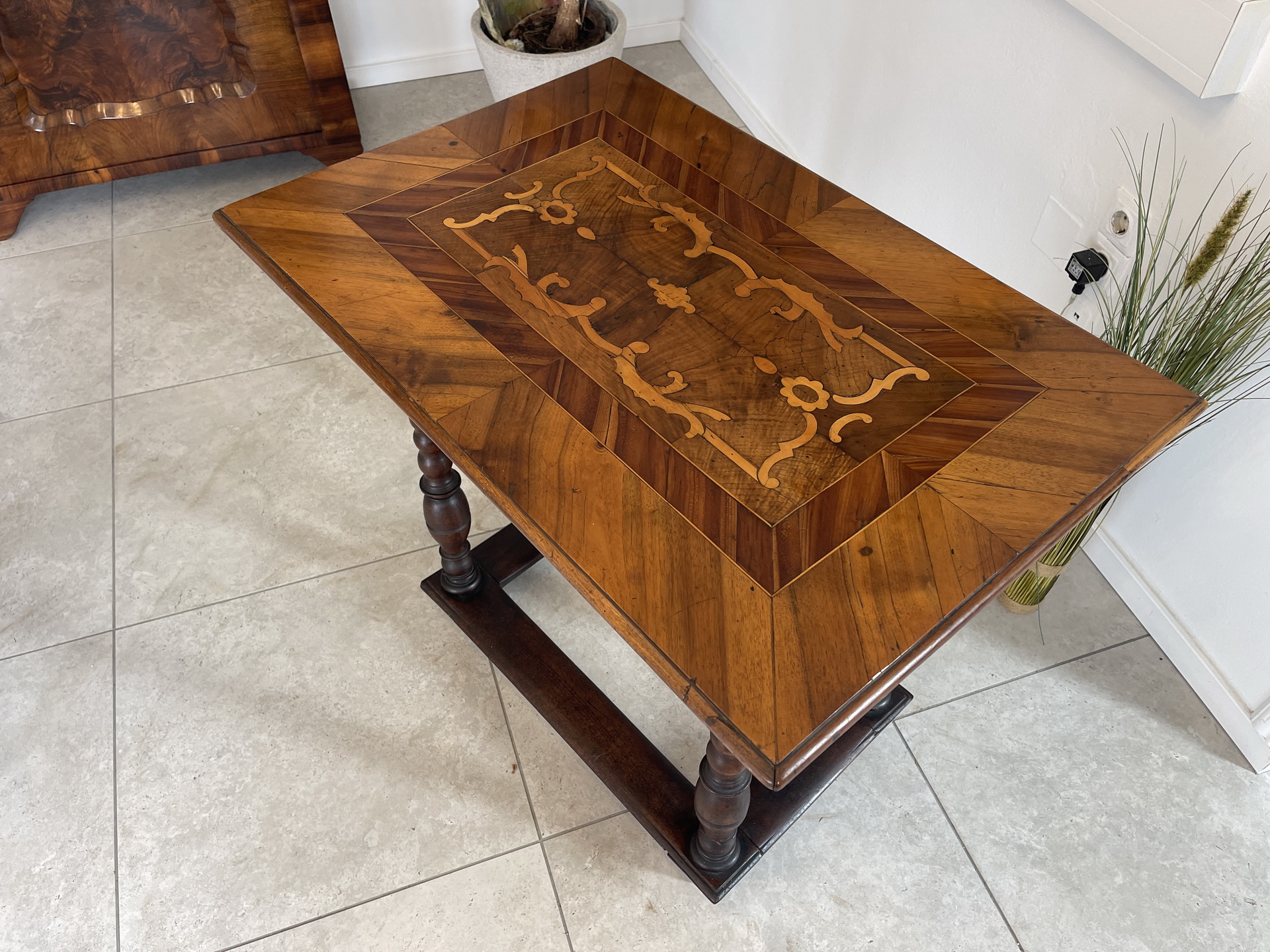 Barock-Biedermeier-178 Originaler Barock Beistelltisch Antik Spieltisch aus Nussholz A4195