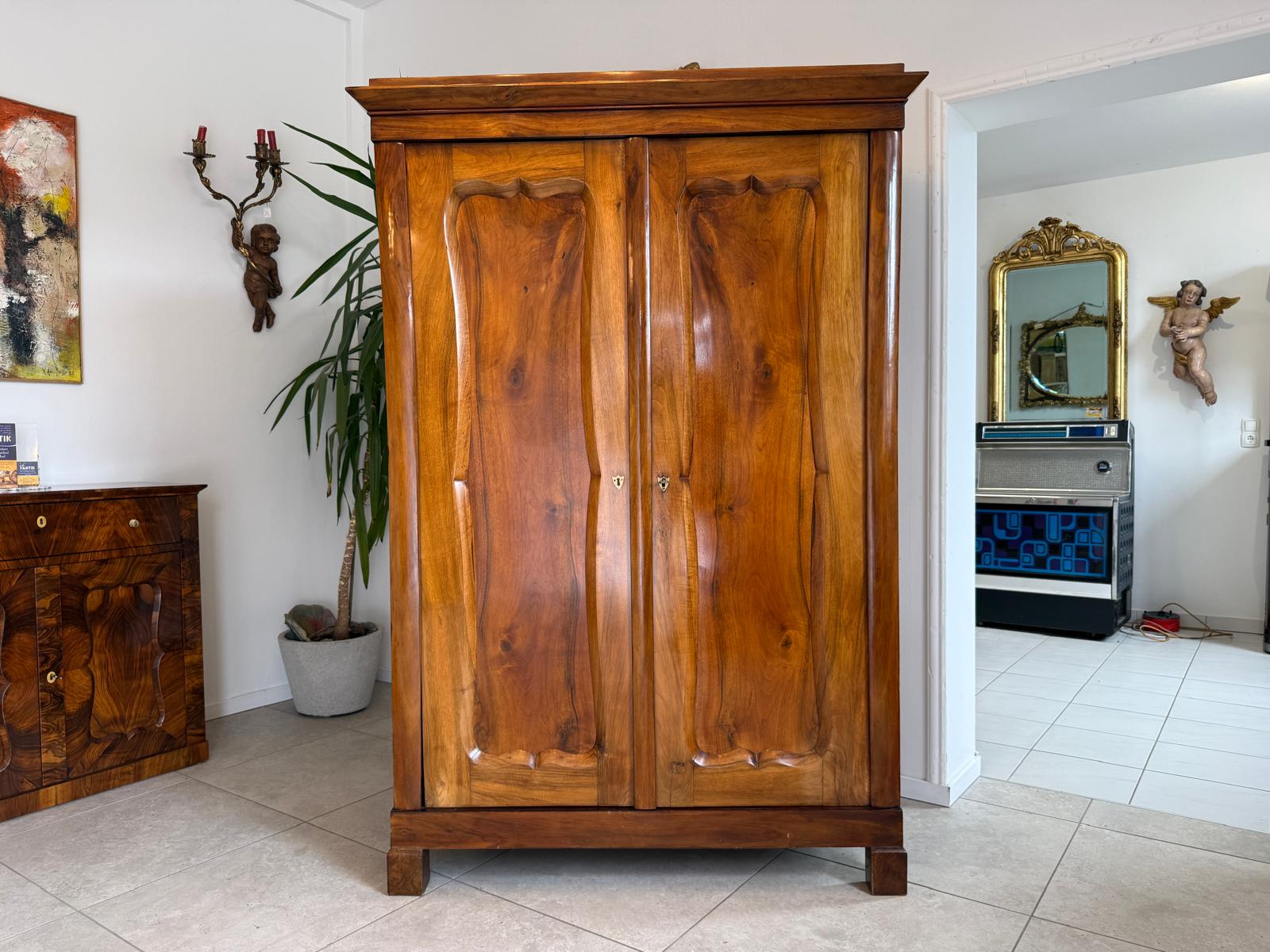 Originaler Biedermeier Schrank mit Nussholz-Furnier Kleiderstange D2467