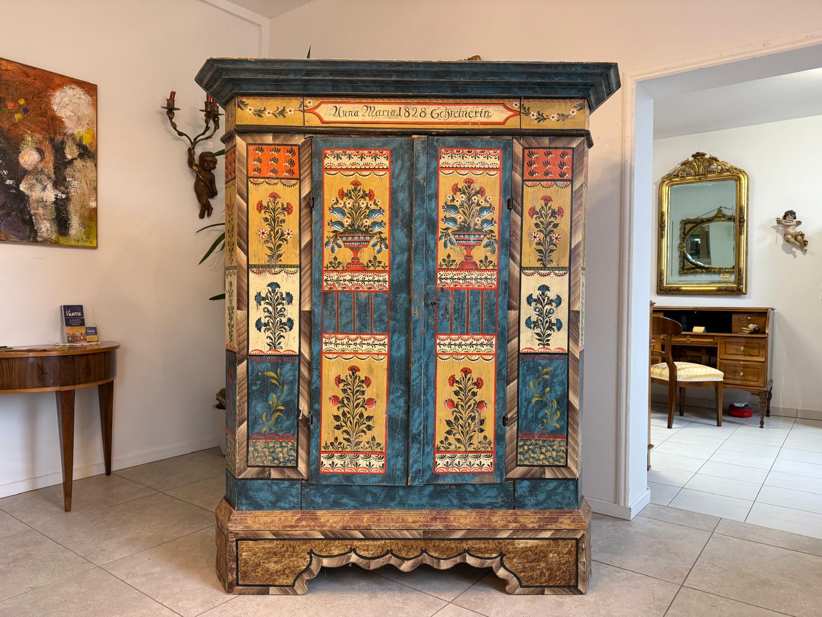 Handbemalter Bauernschrank mit Blumendekor, antiker Bauernkasten G2308