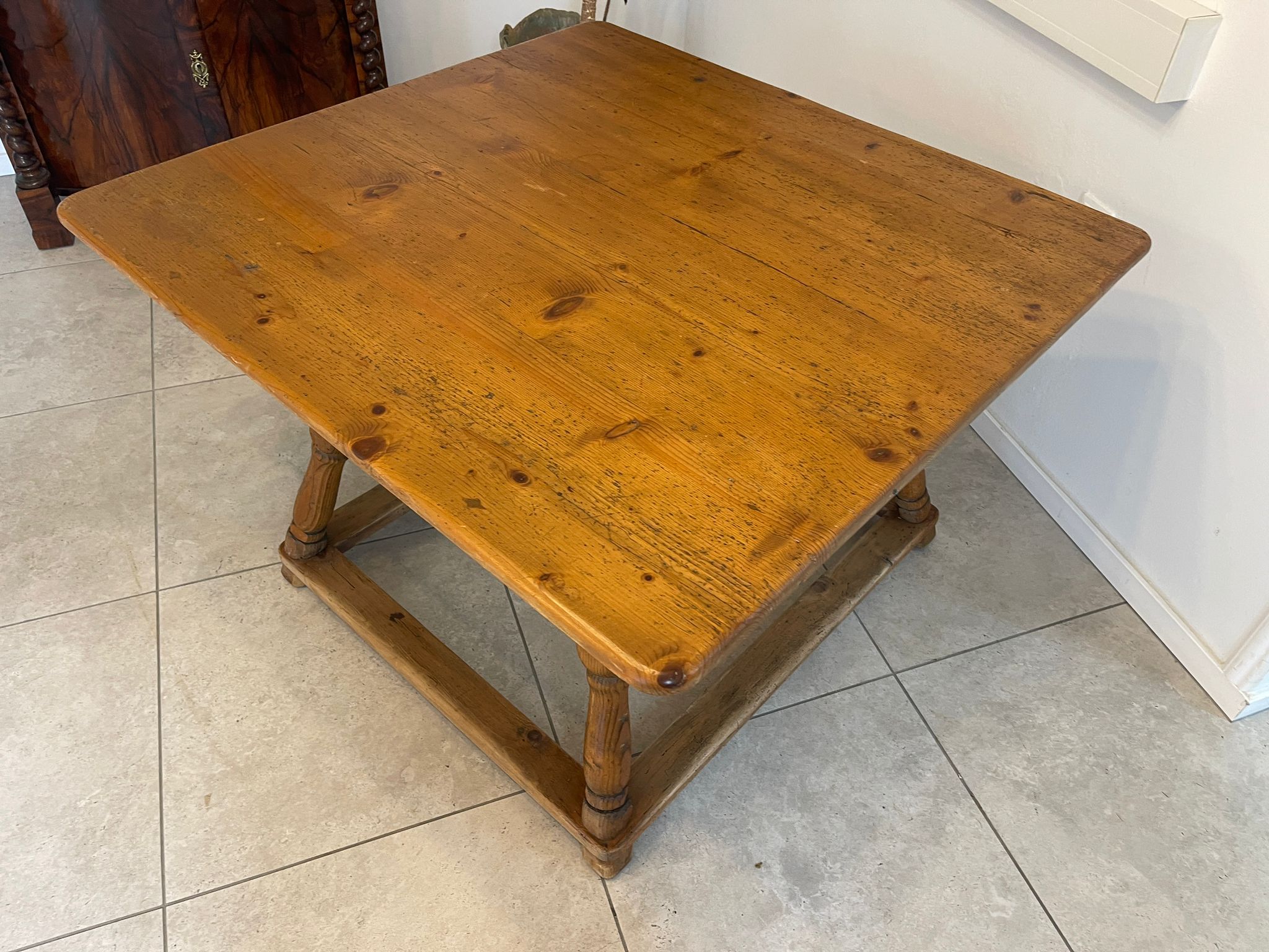 ad6a2f8b-2983-4266-931e-5c2023e99089 Uriger alter Bauerntisch Hüttentisch Tisch Altholz A5035