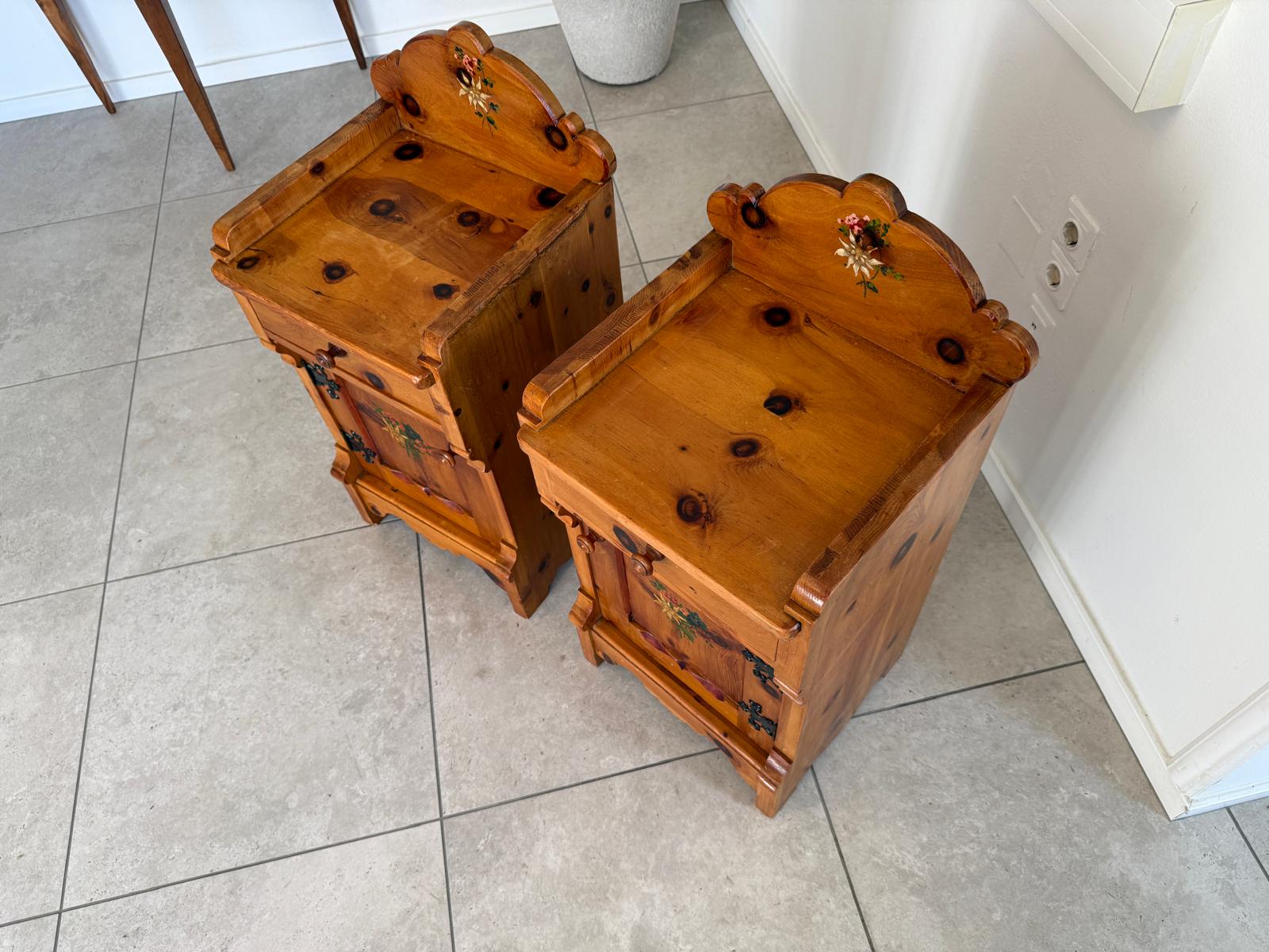 2 bäuerliche Nachtkasterl Naturholzkasterl Zirbenholz G2214