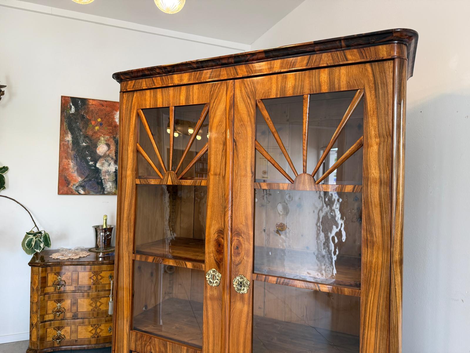 Sale Biedermeier Vitrine Sonnenvitrine Bibliotheksschrank Nussholz D2677