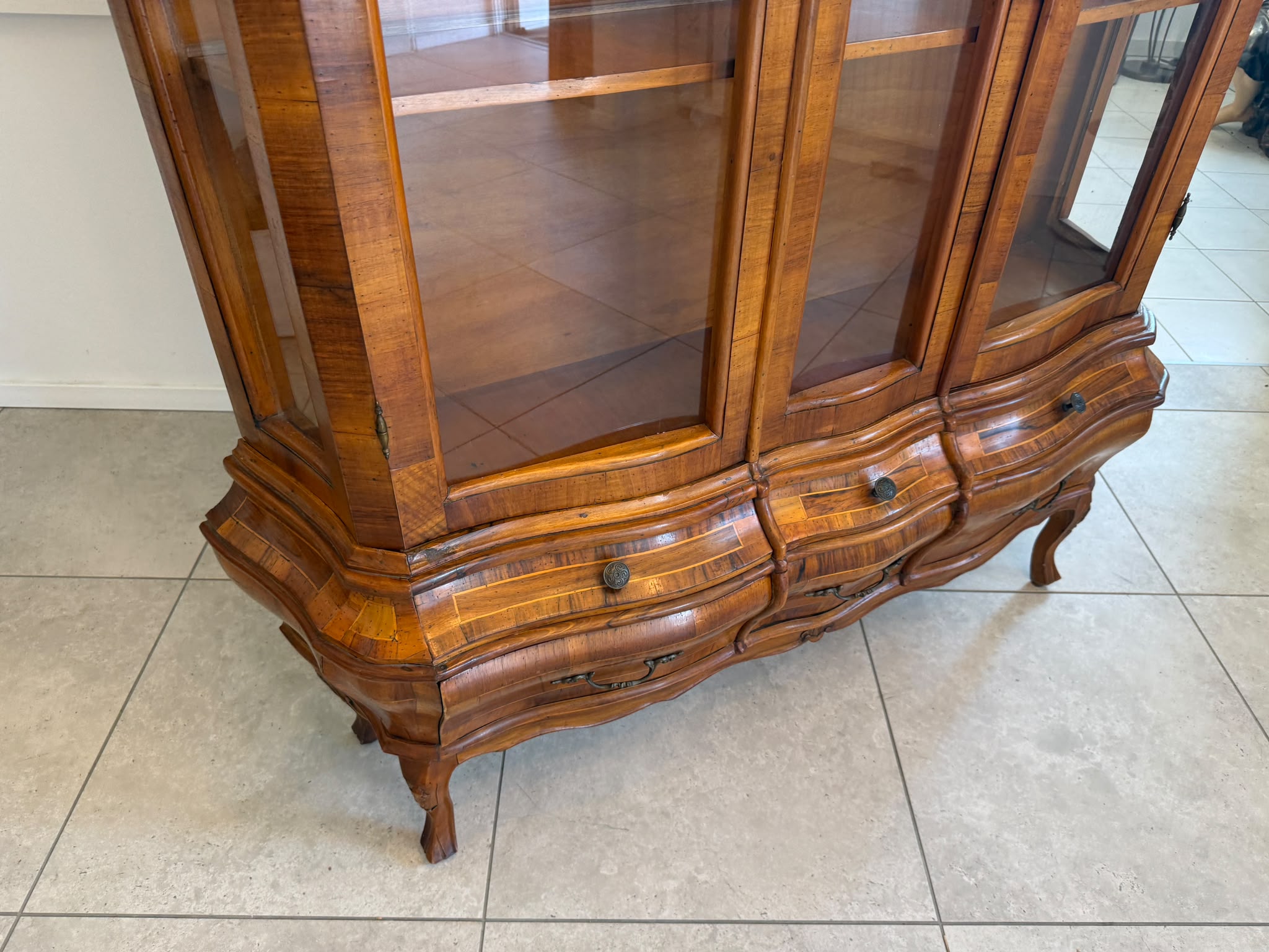 Barockstil Vitrine Intarsiert Nussholz Bücherschrank Stilschrank D2620