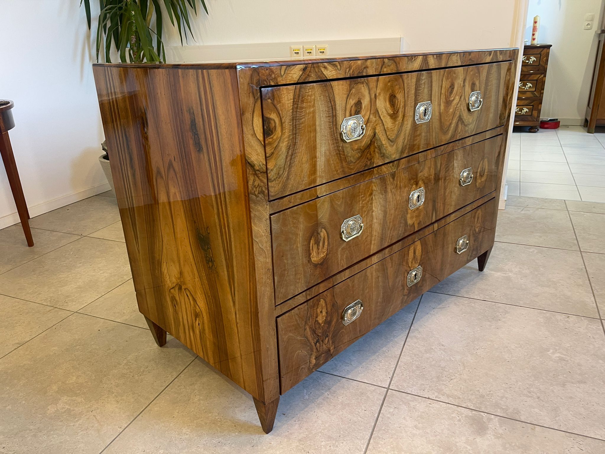 c341274e-d5d9-447a-8b9f-d6aa8875c251 Sale Restaurierte Biedermeier Kommode Nussholz Antiquität A5104