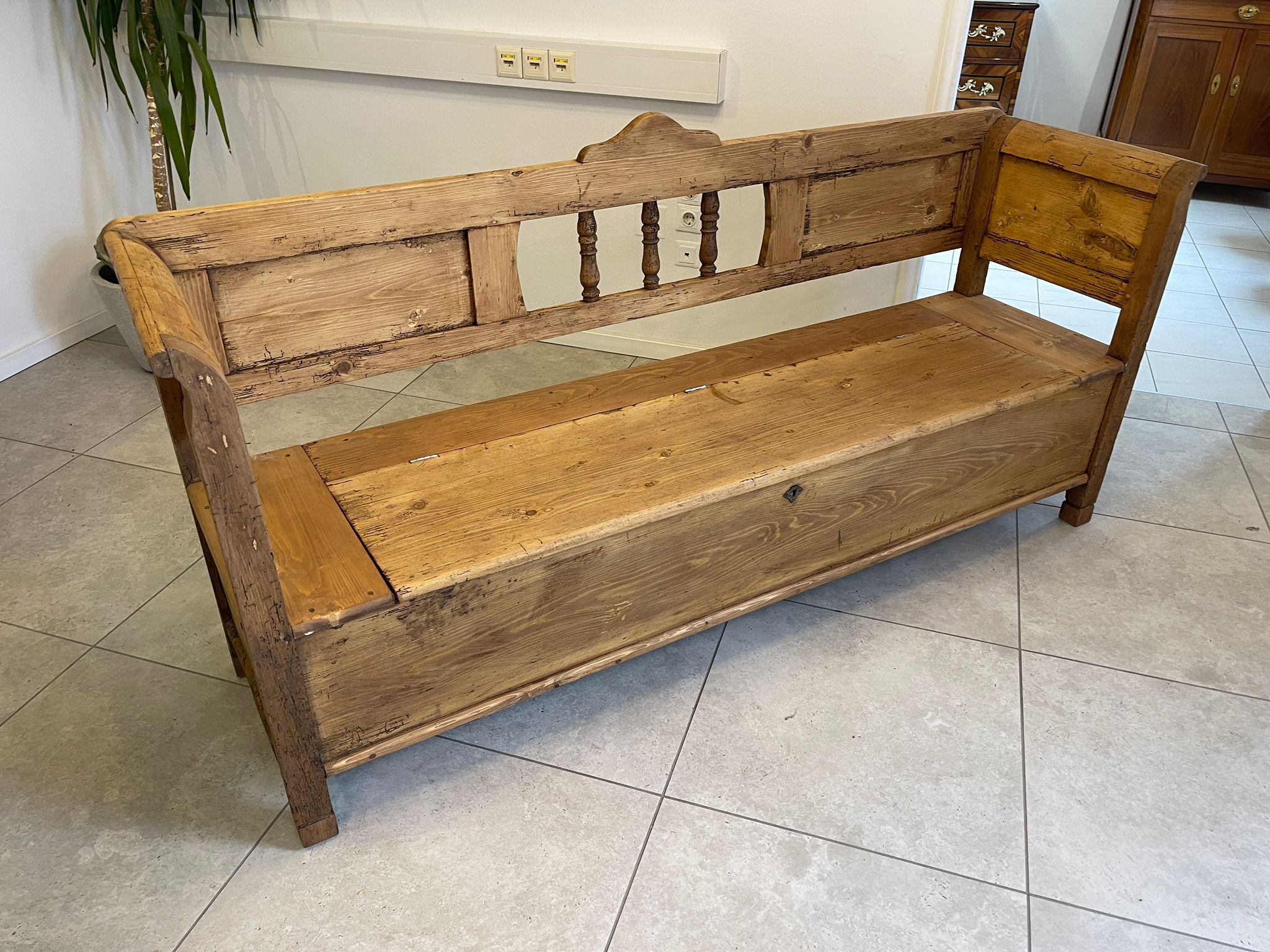 8ec1fac2-8fb4-414f-8350-282b7c5ed6e3 Provinzielle Biedermeier Truhenbank Landhausbank A5065