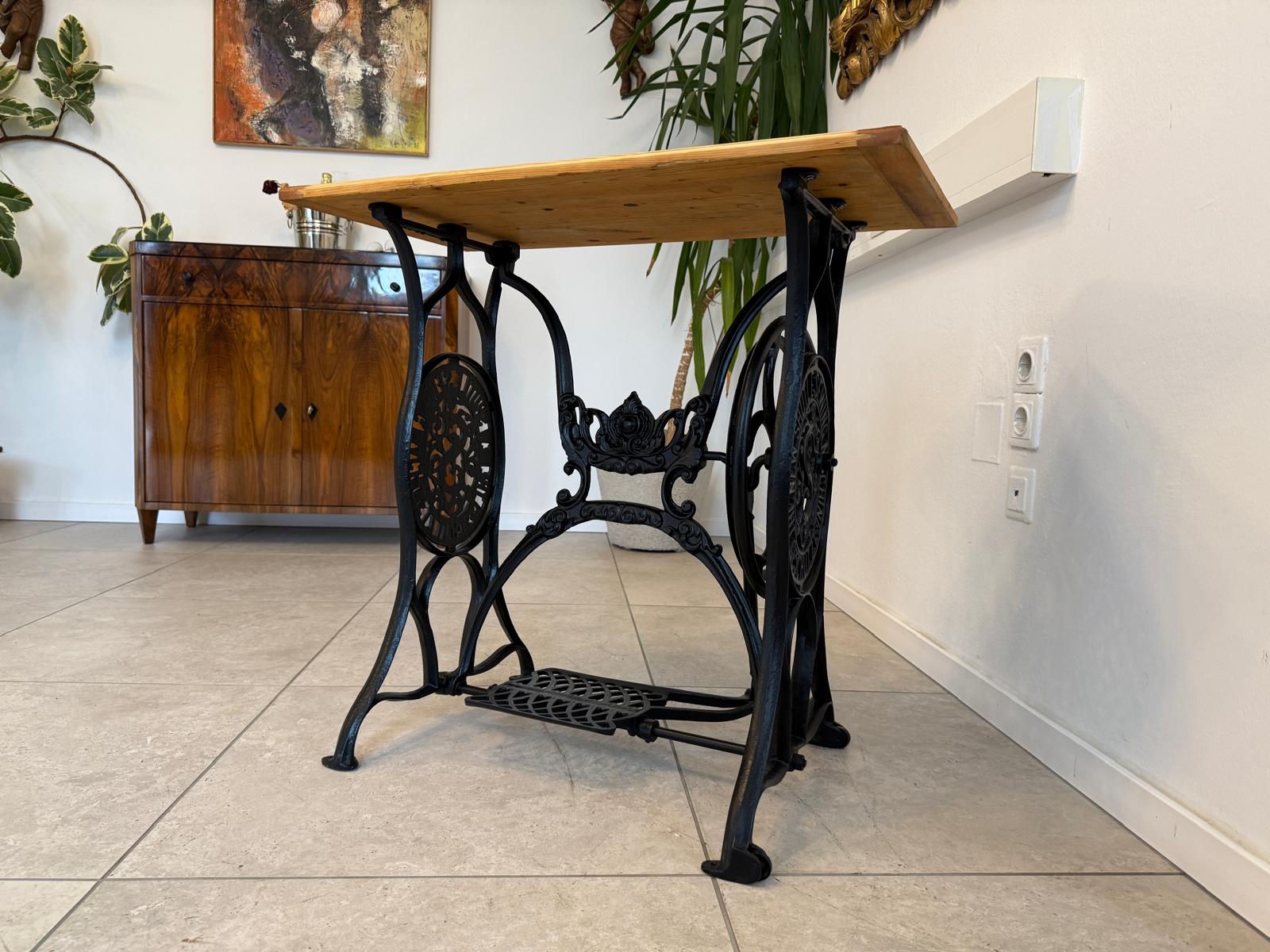 Bäuerlicher Tisch Nähmaschinentisch Gusseisern G2019