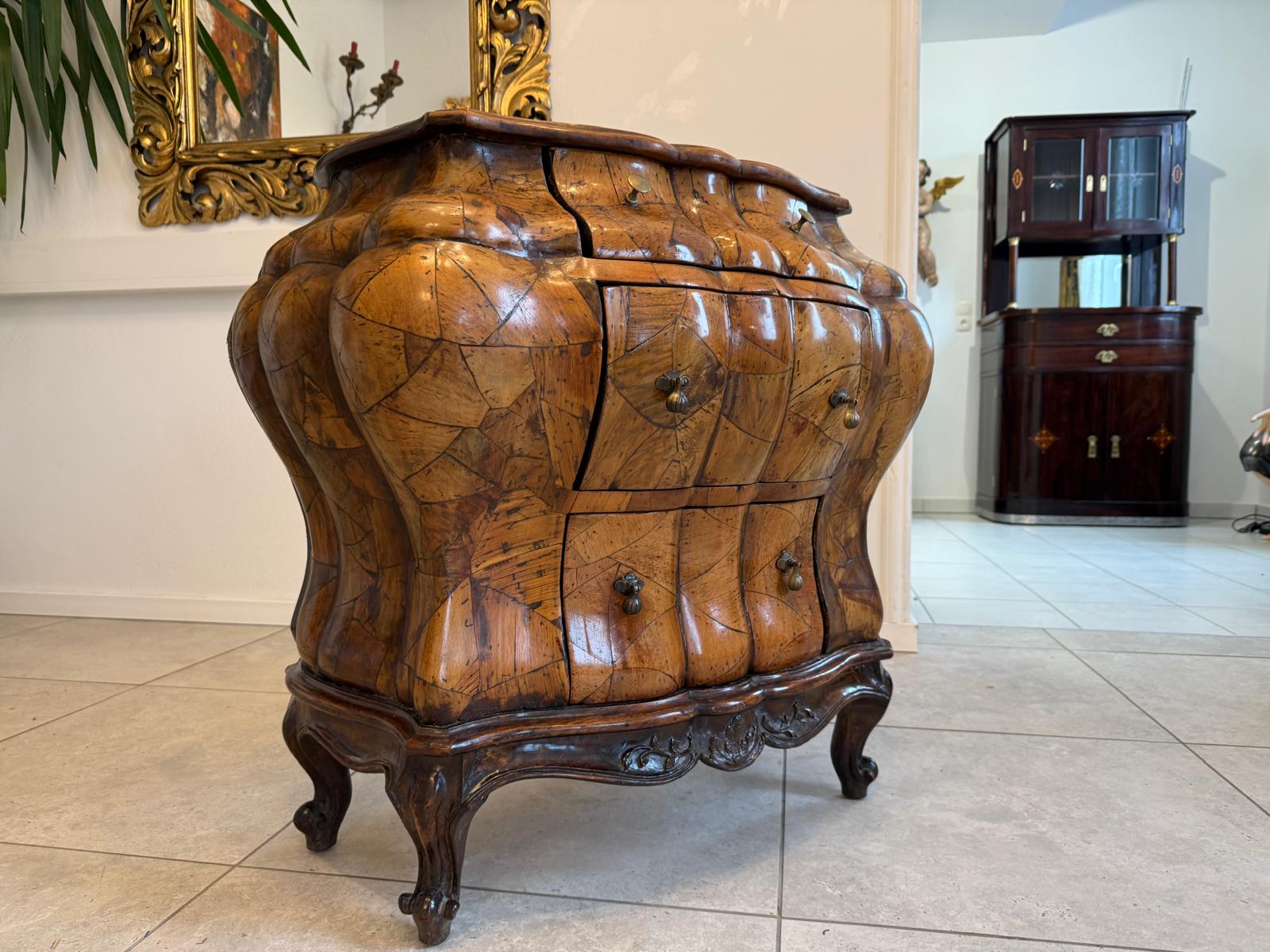 Prächtige geschweifte Barockstil Kommode Authentikum D1035