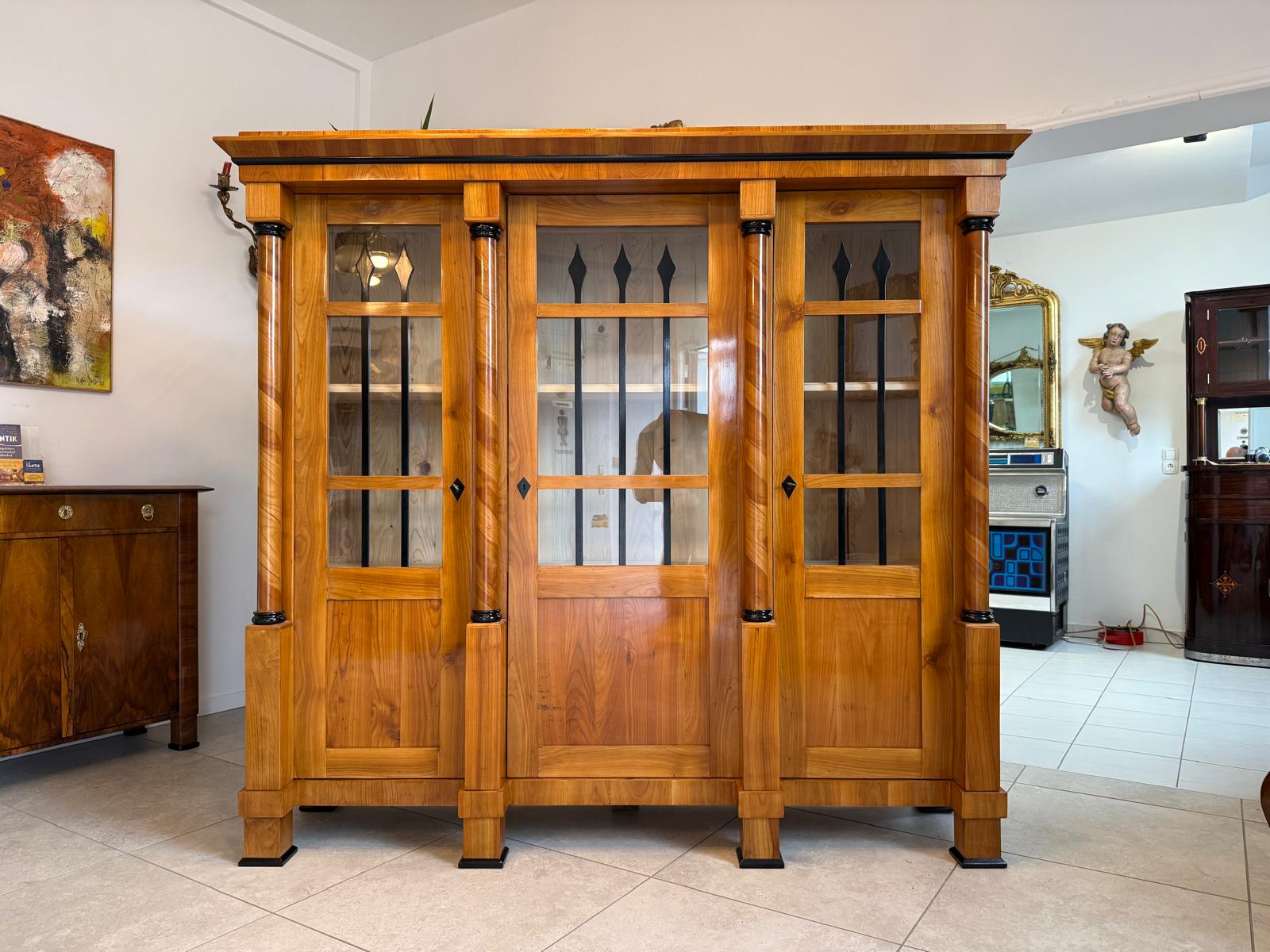 Biedermeier Vitrine  Bücherschrank Restauriert Nussbaum SALE D2295  