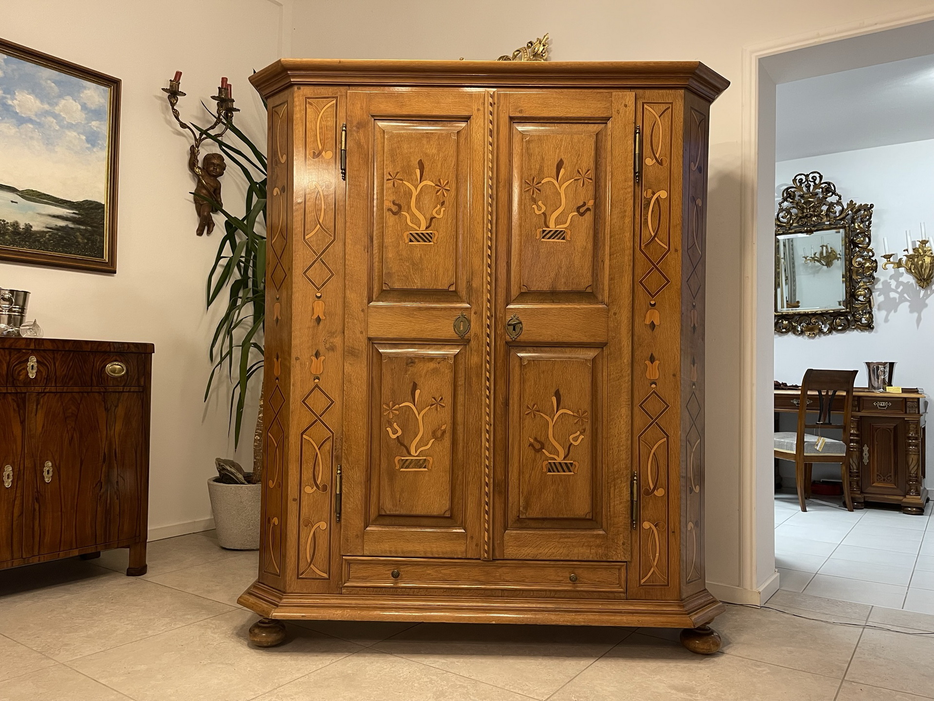 Bauernschrank-Biedermeier_01 Restaurierter Barock Hallenschrank - Antik Möbelstück mit Intarsien i2172