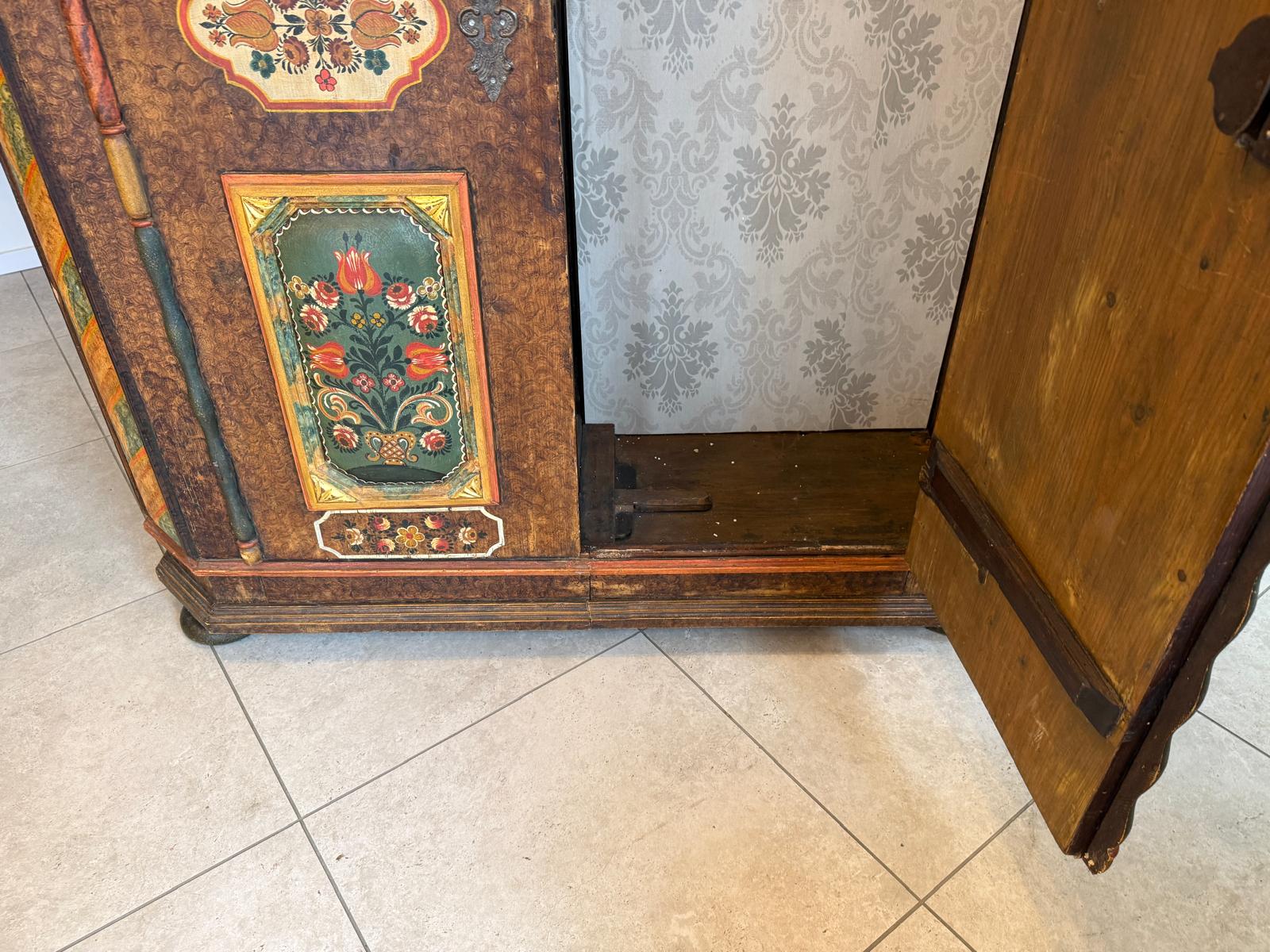 Handbemalter Bauernschrank mit Blumendekor, antiker Biedermeier Bauernkasten G2376