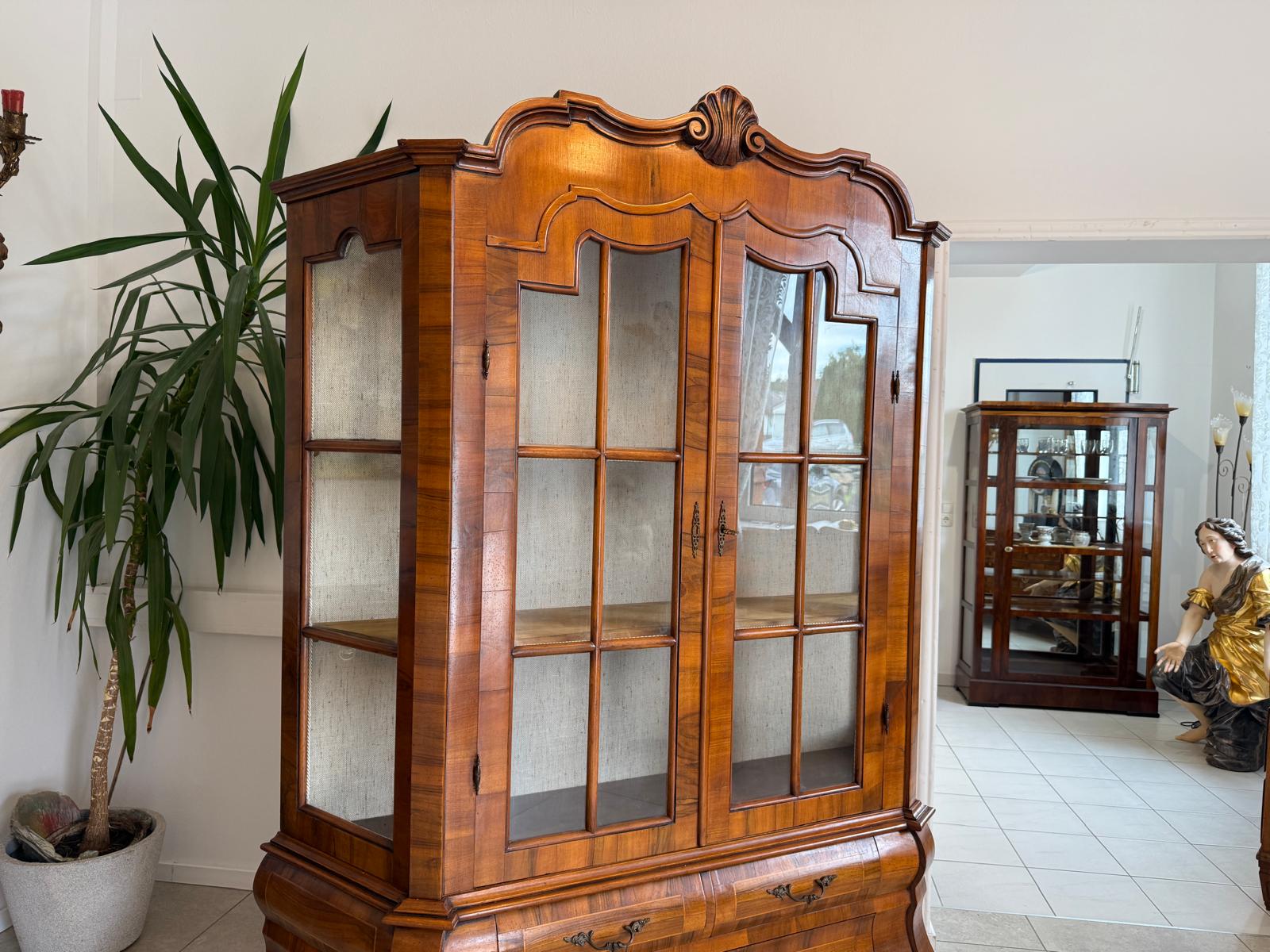 Barockstil Vitrine Nussholz Glasschrank Bücherschrank G2103