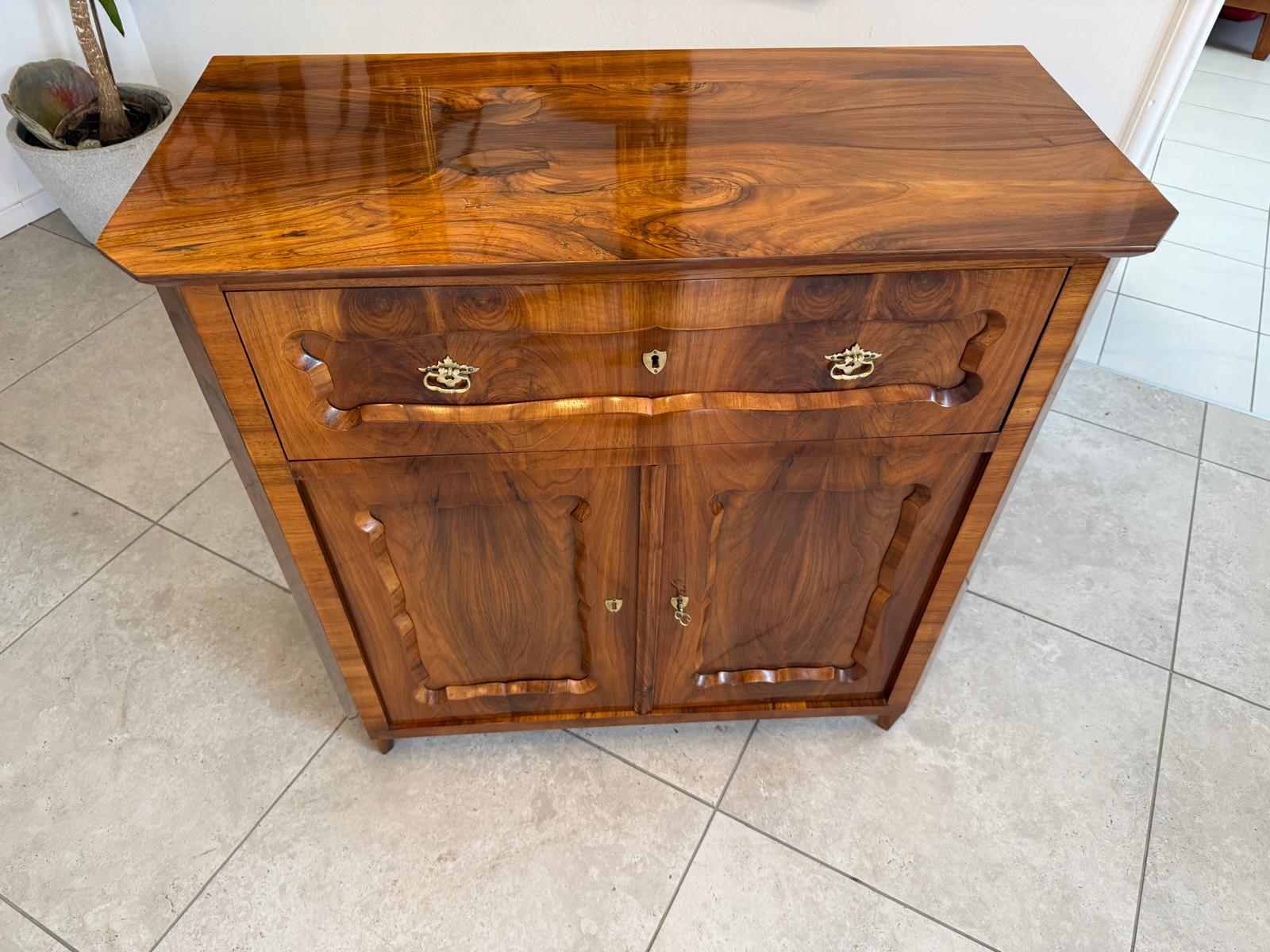Sale Restaurierte Biedermeier Anrichte Trumeau Nussholz G1830