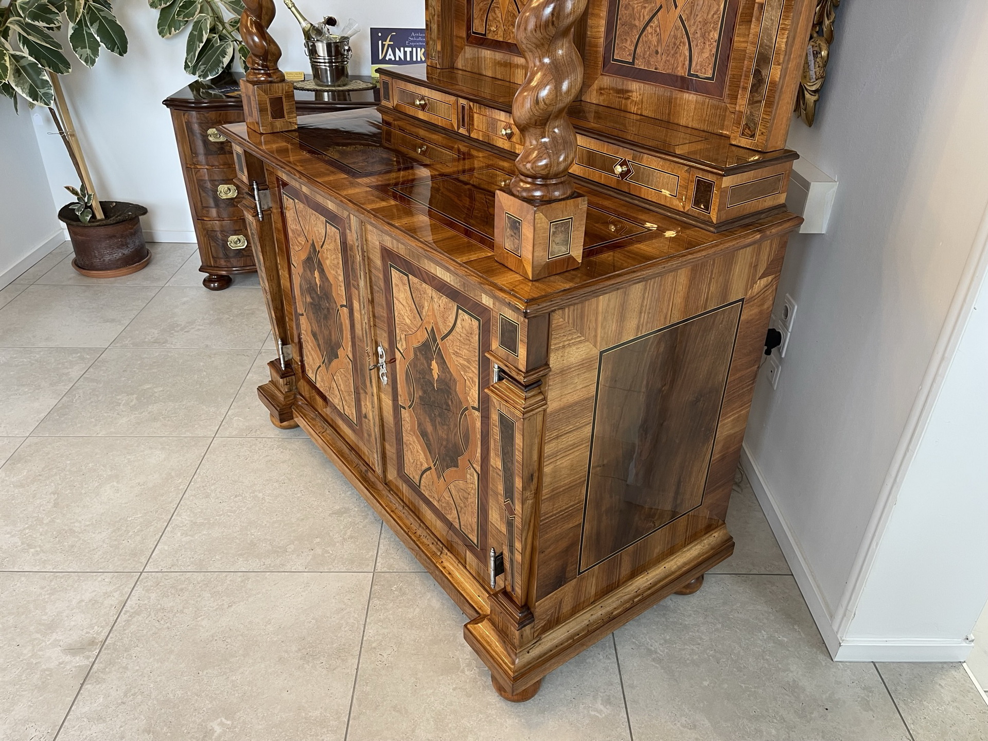 bauernschrank-bauernmoebel_135 Barock Sekretär Tabernakel Antiquität Stollenschrank mit Vollsäulen B1636
