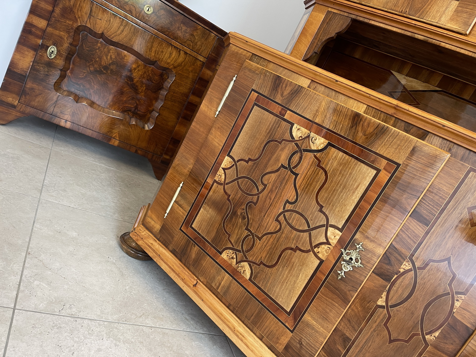 IMG_86839NnJKEgJnDckI Sale Barocke Aufsatzkommode Marketerien Bücherschrank A4423