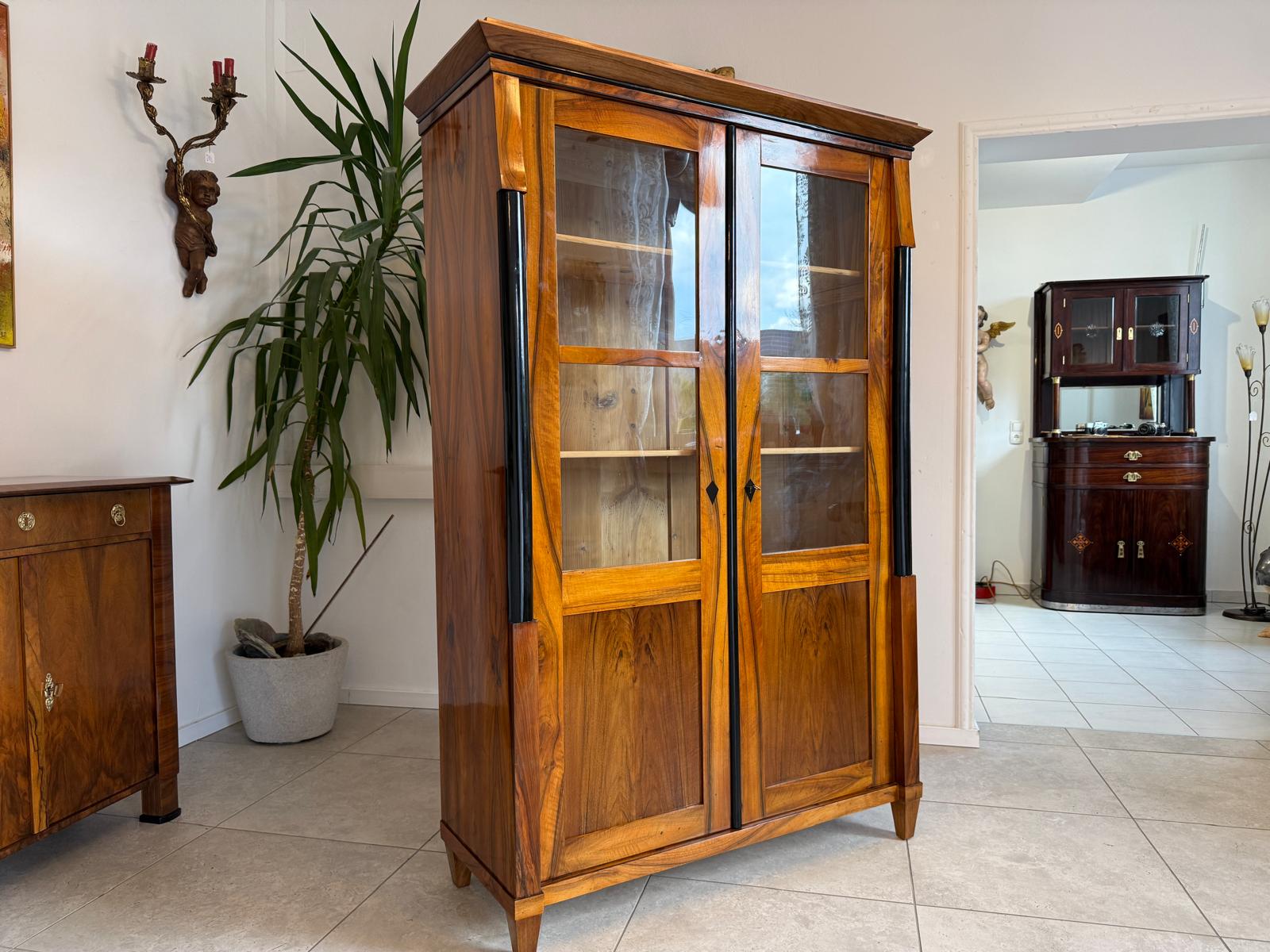 Biedermeier Vitrine Bücherschrank Restauriert Nussbaum Antiquität SALE D2293