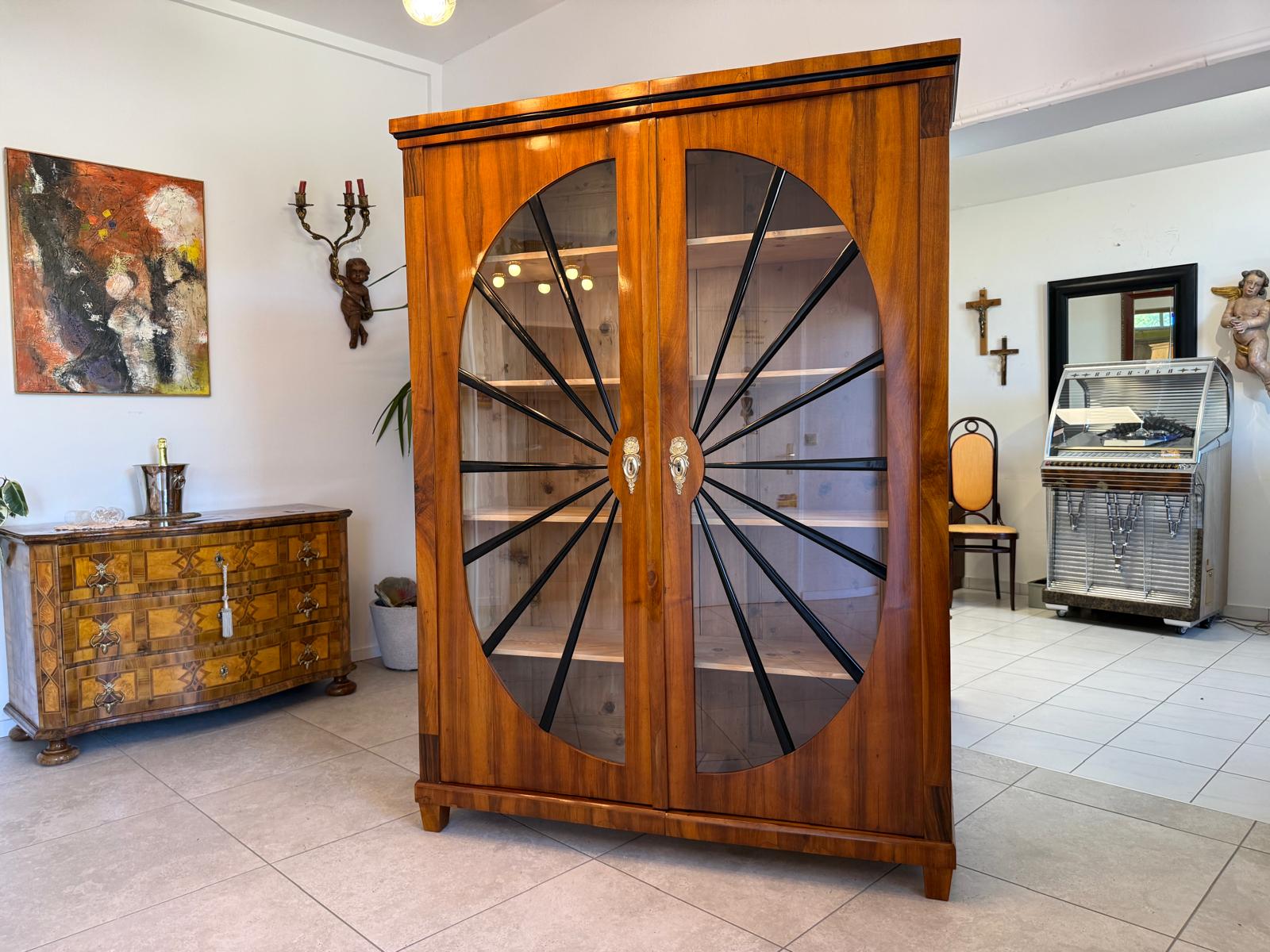 Biedermeier Vitrine Sonnenvitrine Bücherschrank Bibliotheksschrank Nussholz D2607